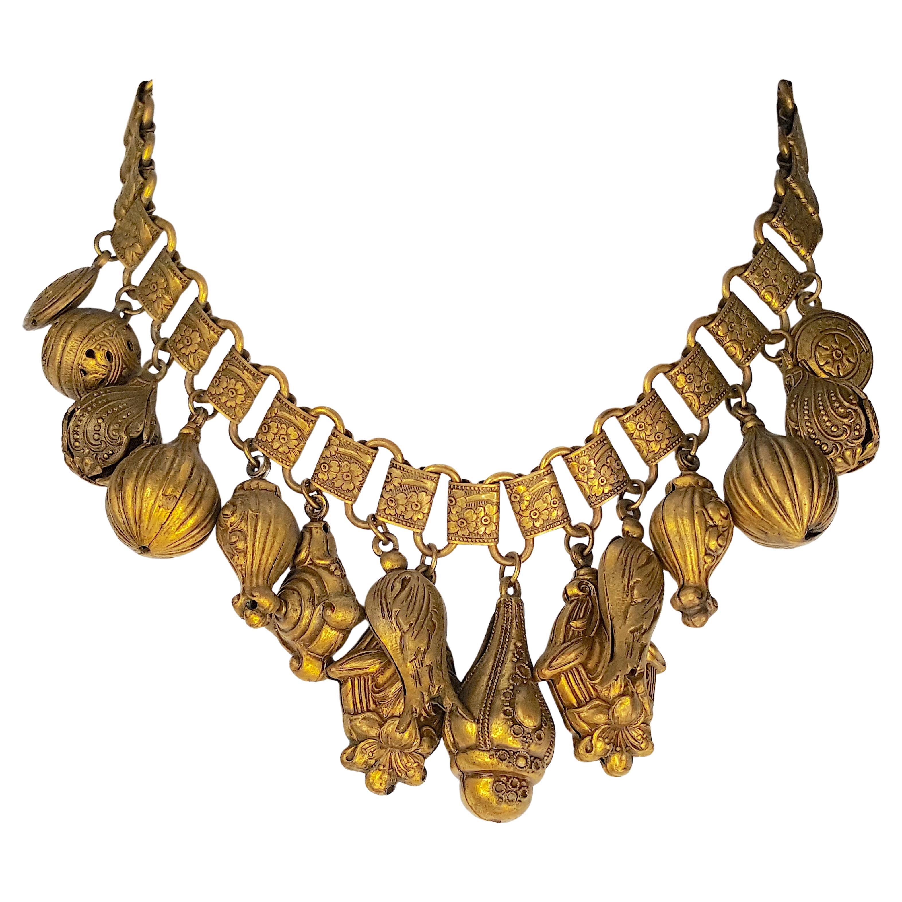 Caratterizzata da finiture in ottone stampato del 1930, questa collana di Miriam Haskell è stata realizzata dal suo primo designer Frank Hess in stile Art-Nouveau con motivi floreali decorati per i 15 pendenti a forma di bocciolo o di sfera