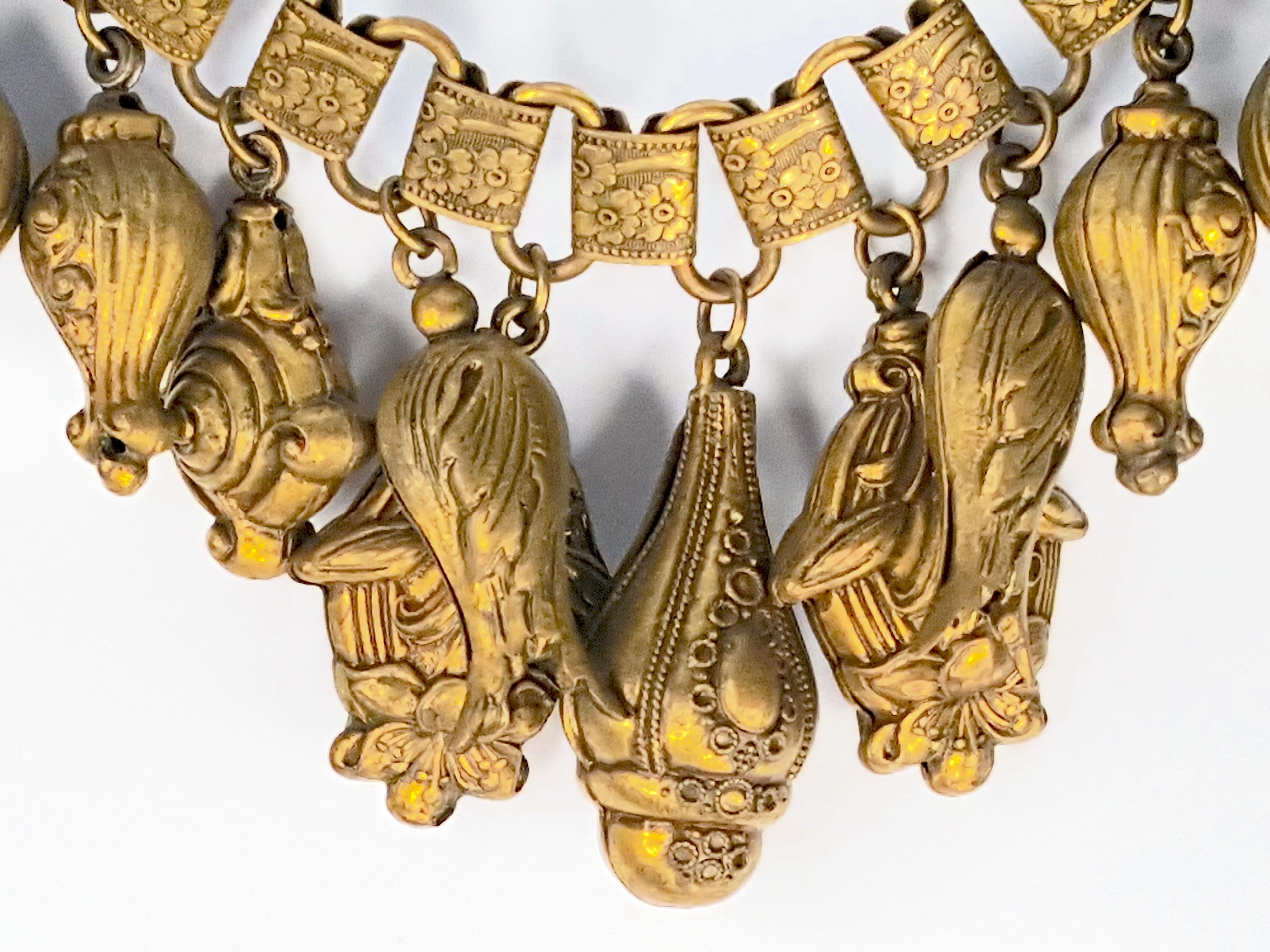 MiramHaskell c1930, ottone timbrato, ciondoli con motivi floreali, collana a girocollo A Link In condizioni buone in vendita a Chicago, IL