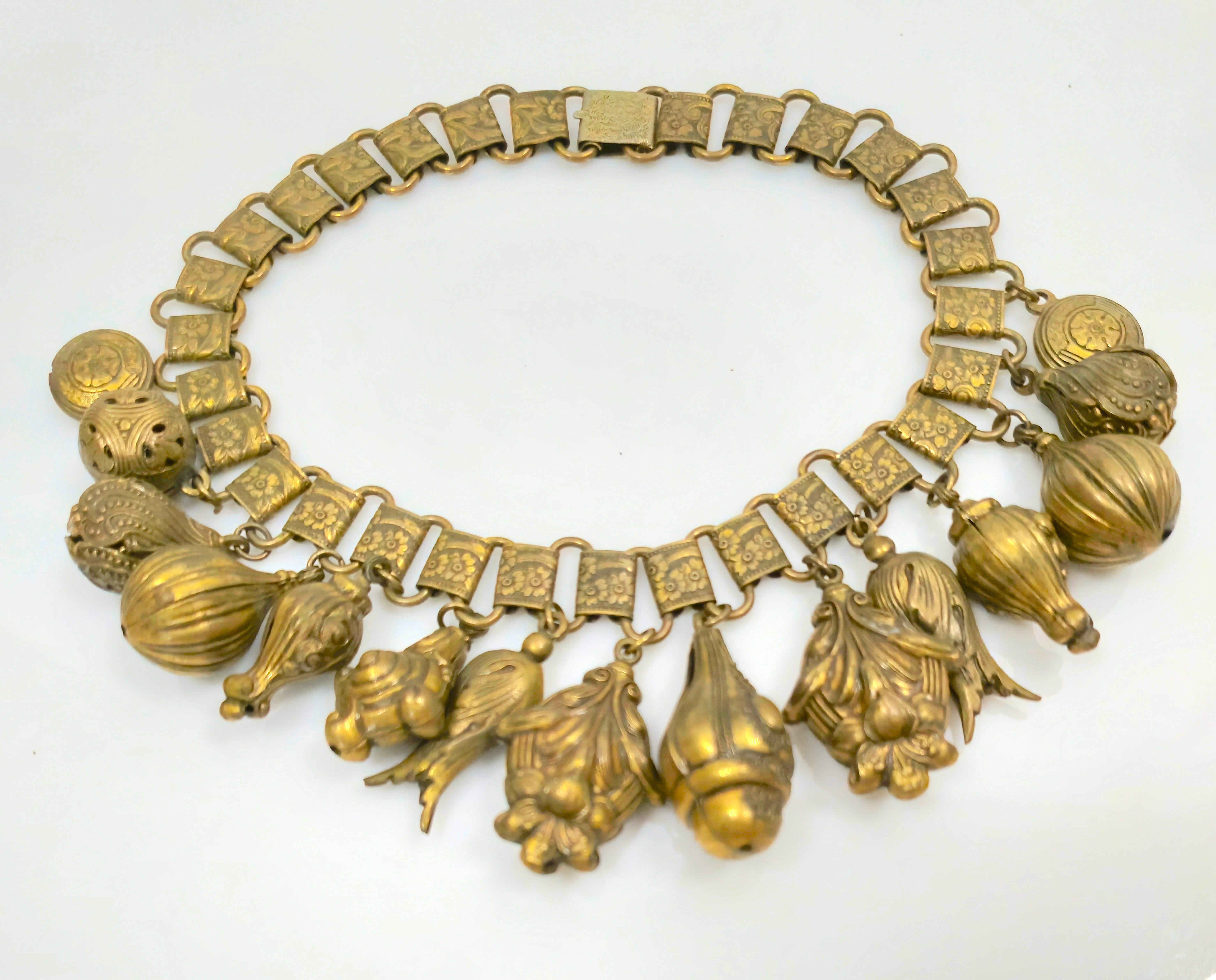MiramHaskell c1930, ottone timbrato, ciondoli con motivi floreali, collana a girocollo A Link in vendita 4