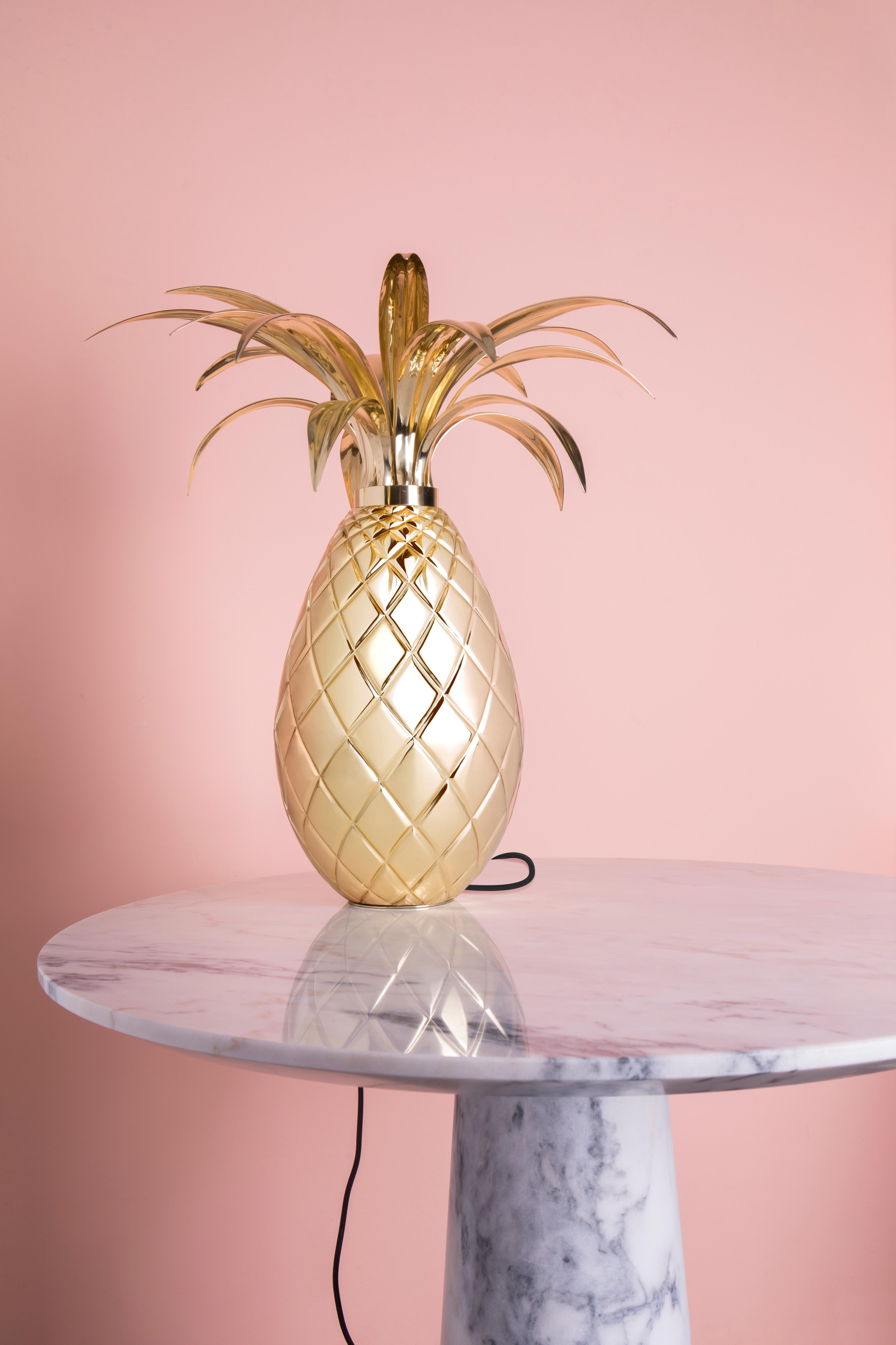 Contemporary Miranda Pineapple Table Lamp in Brass For Sale