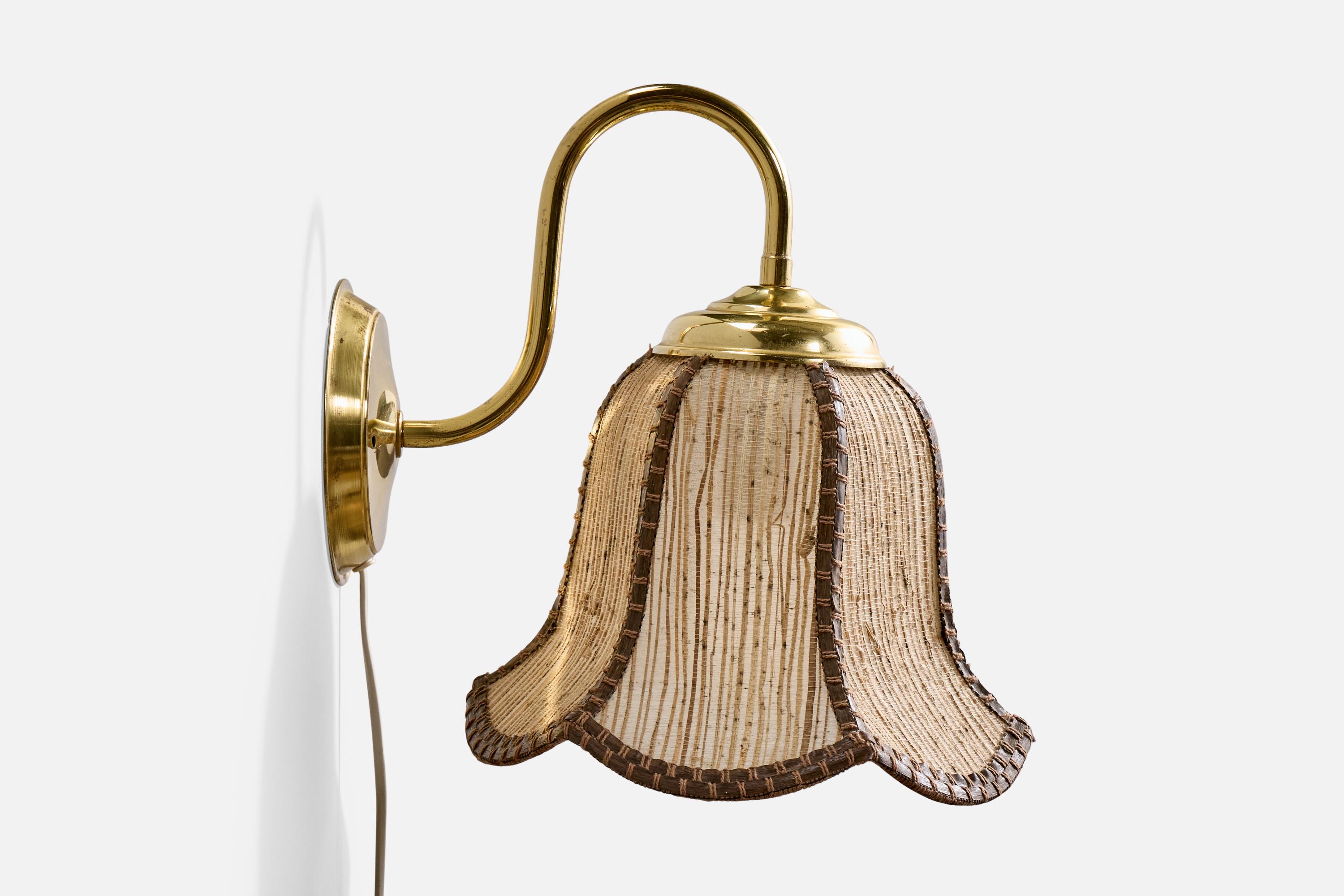 Miranda, Wall Lights, laiton, tissu, Suède, années 1970 Bon état - En vente à High Point, NC