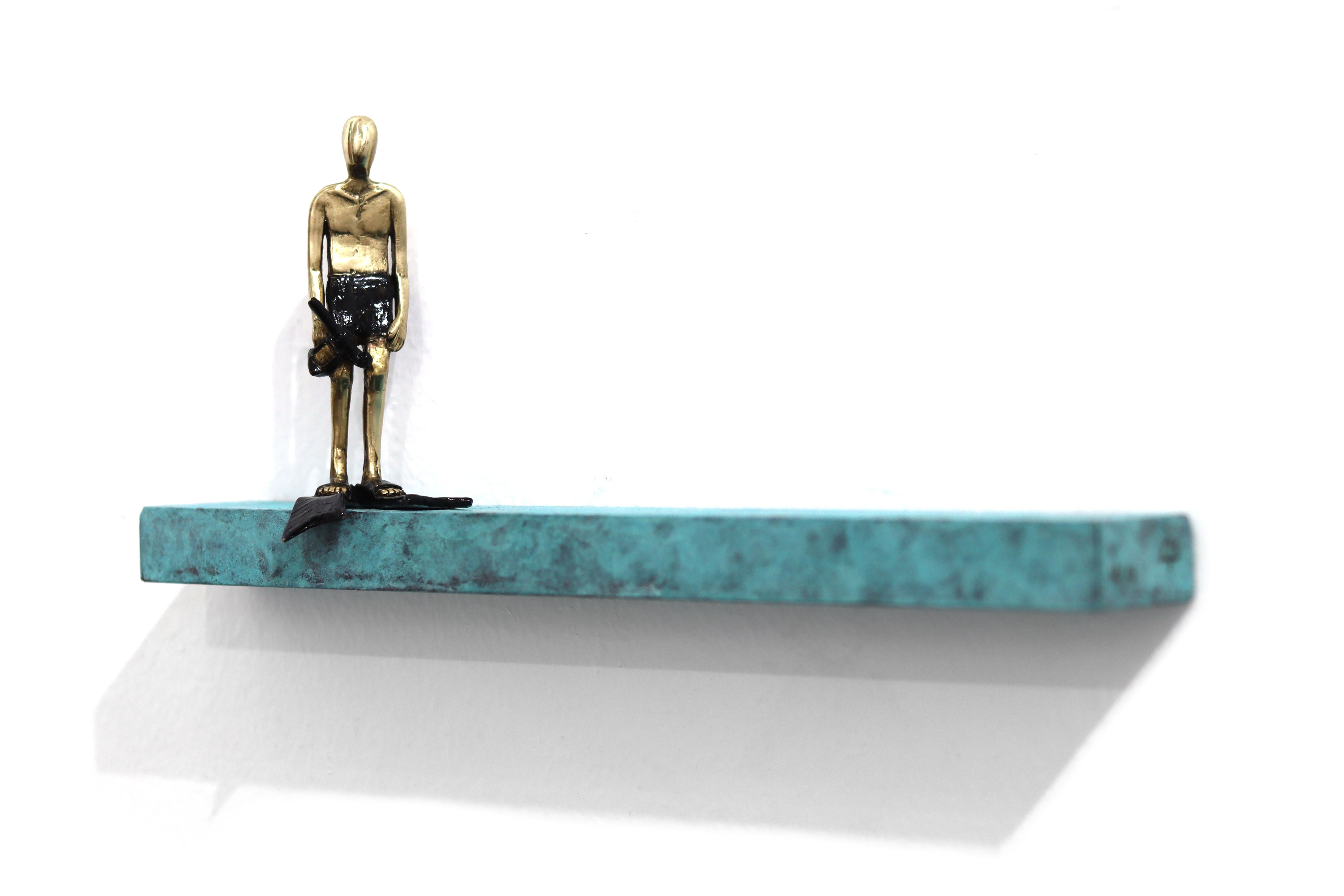 Before The Dive - Modern Figurative Bronze Iron Metal Wall-Mounted Sculpture en vente 1