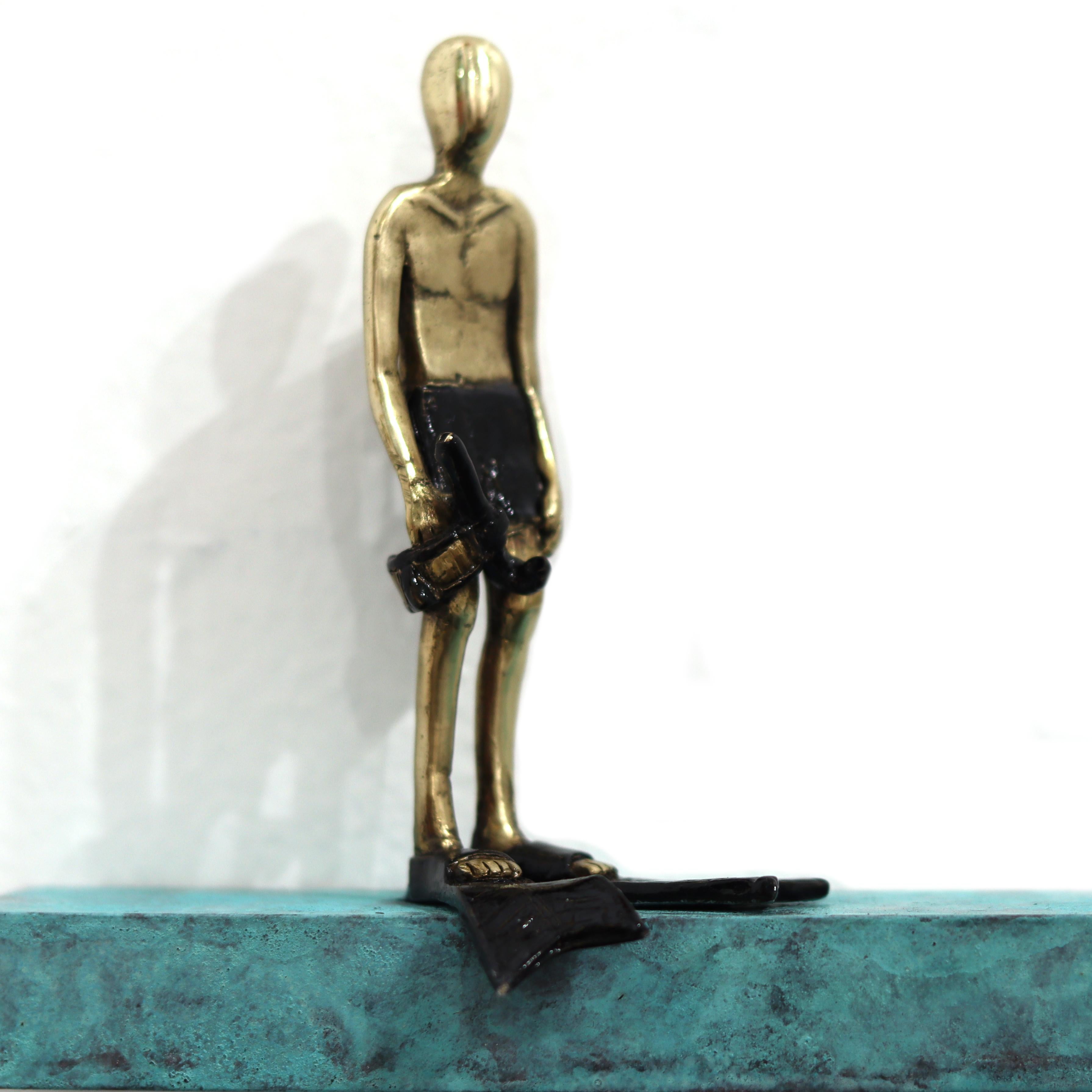 Before The Dive - Modern Figurative Bronze Iron Metal Wall-Mounted Sculpture en vente 2