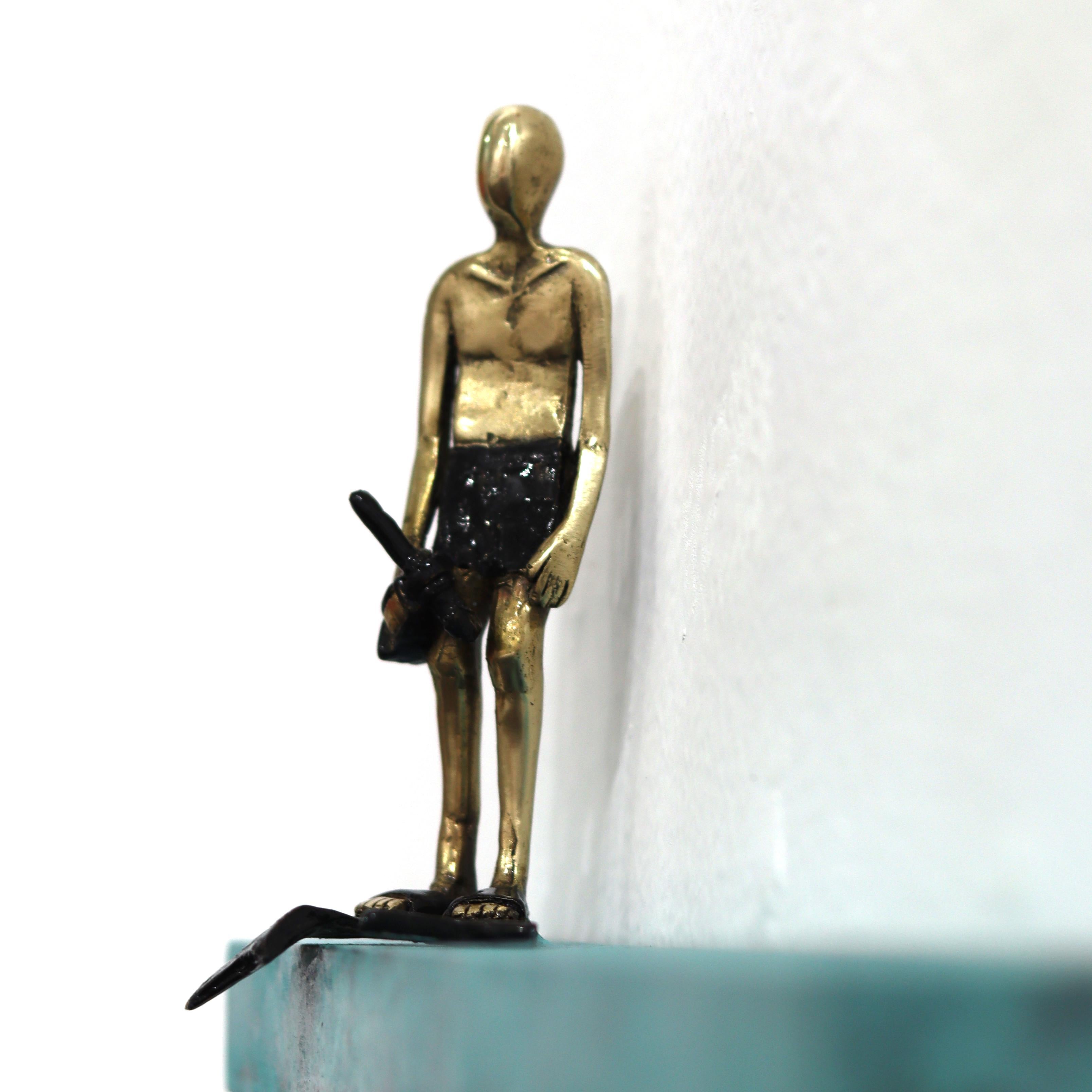 Before The Dive - Modern Figurative Bronze Iron Metal Wall-Mounted Sculpture en vente 3