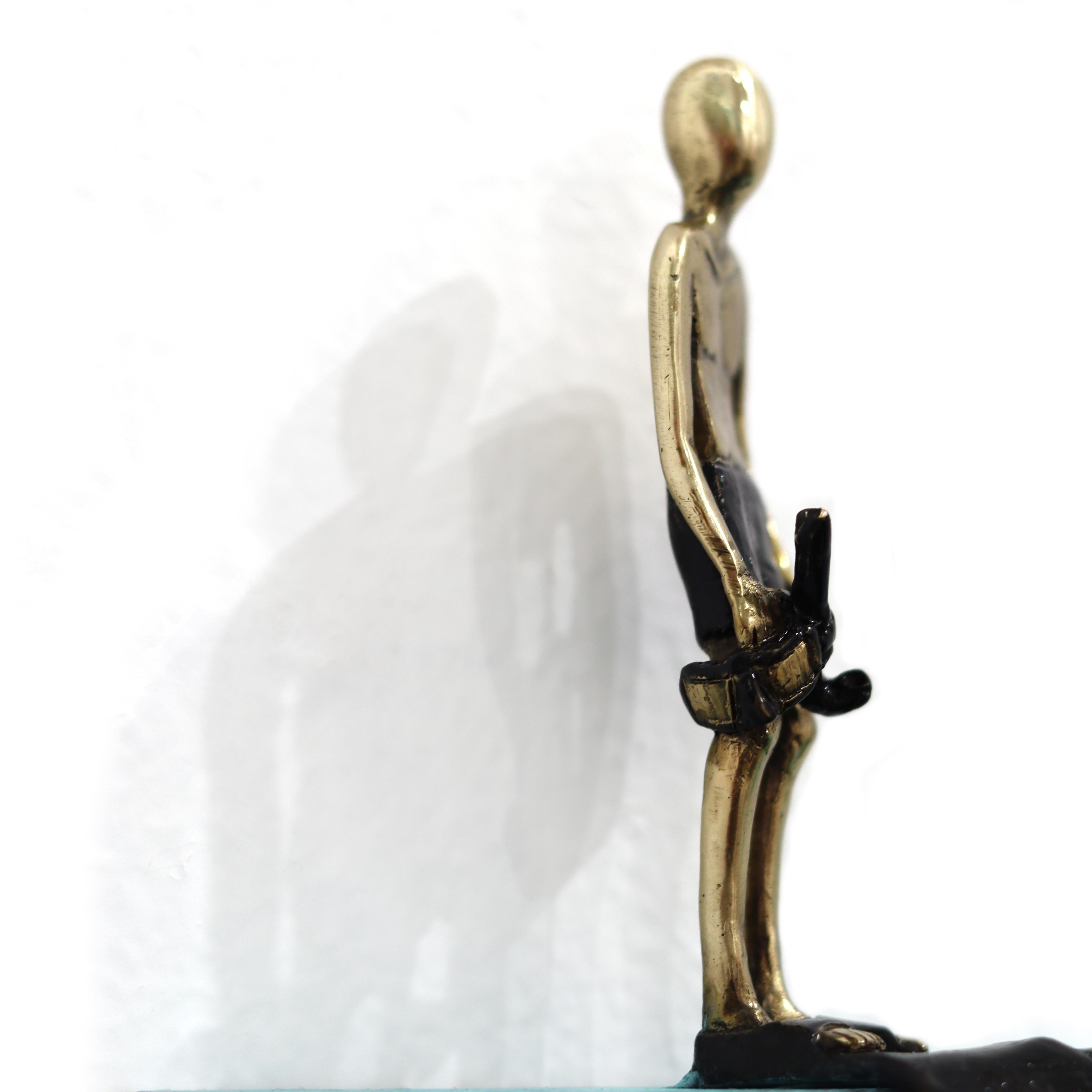 Before The Dive - Modern Figurative Bronze Iron Metal Wall-Mounted Sculpture en vente 4