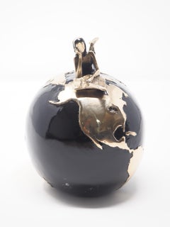 "Entre les rues" contemporaine petite sculpture figurative en bronze fille voyage.