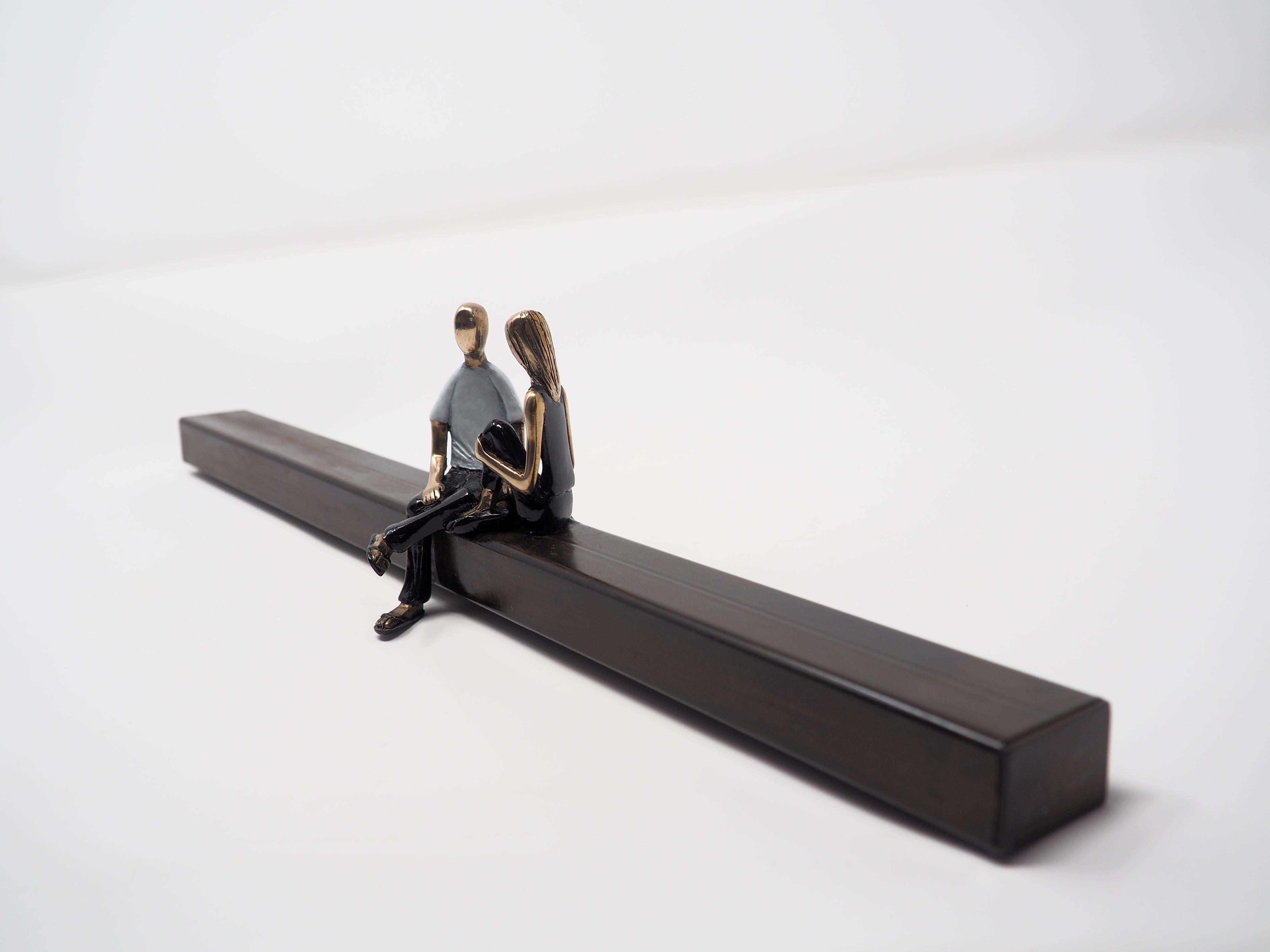 « À vos côtés », sculpture murale figurative en bronze, soutient l'amour - Sculpture de Mireia Serra