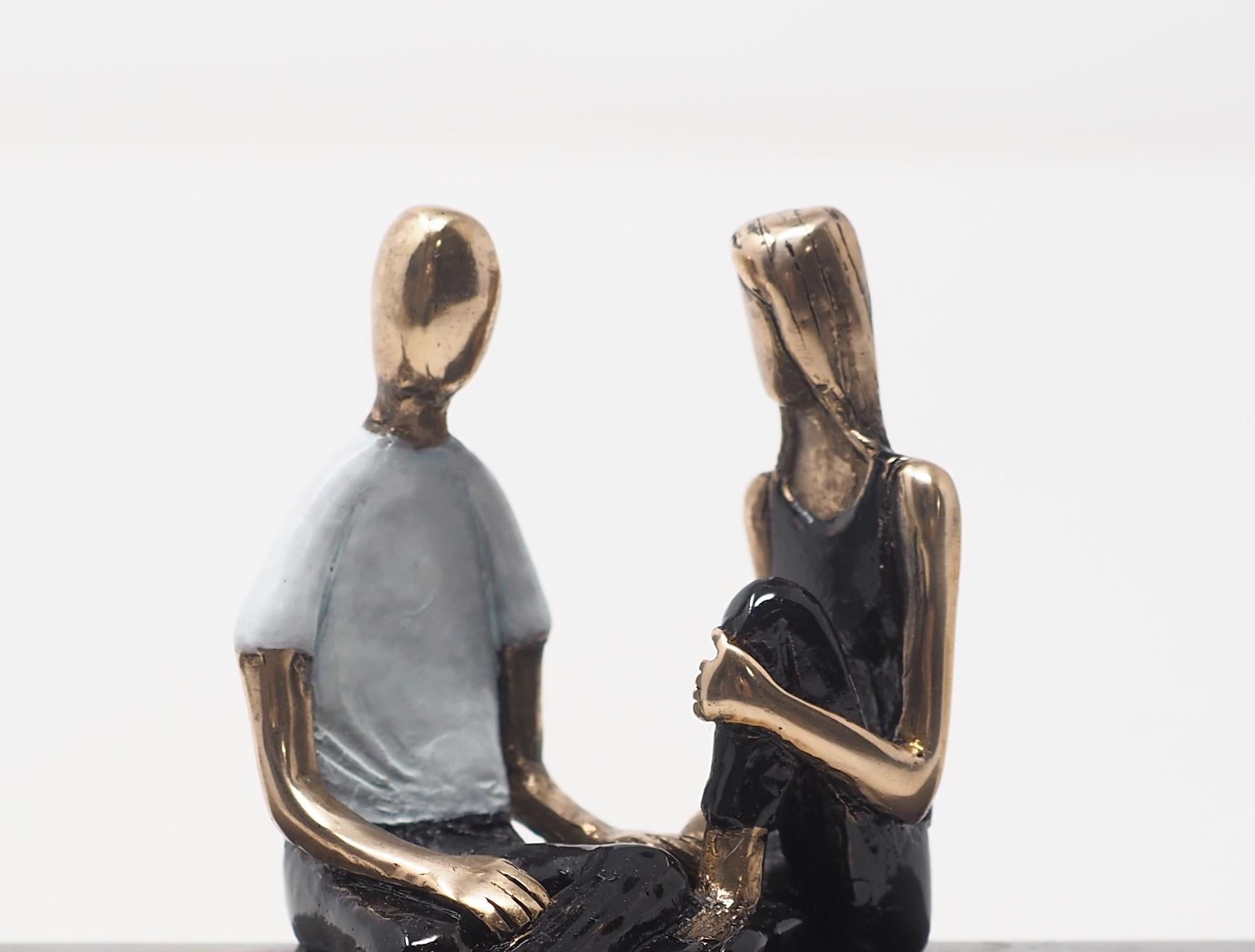 « À vos côtés », sculpture murale figurative en bronze, soutient l'amour - Or Figurative Sculpture par Mireia Serra
