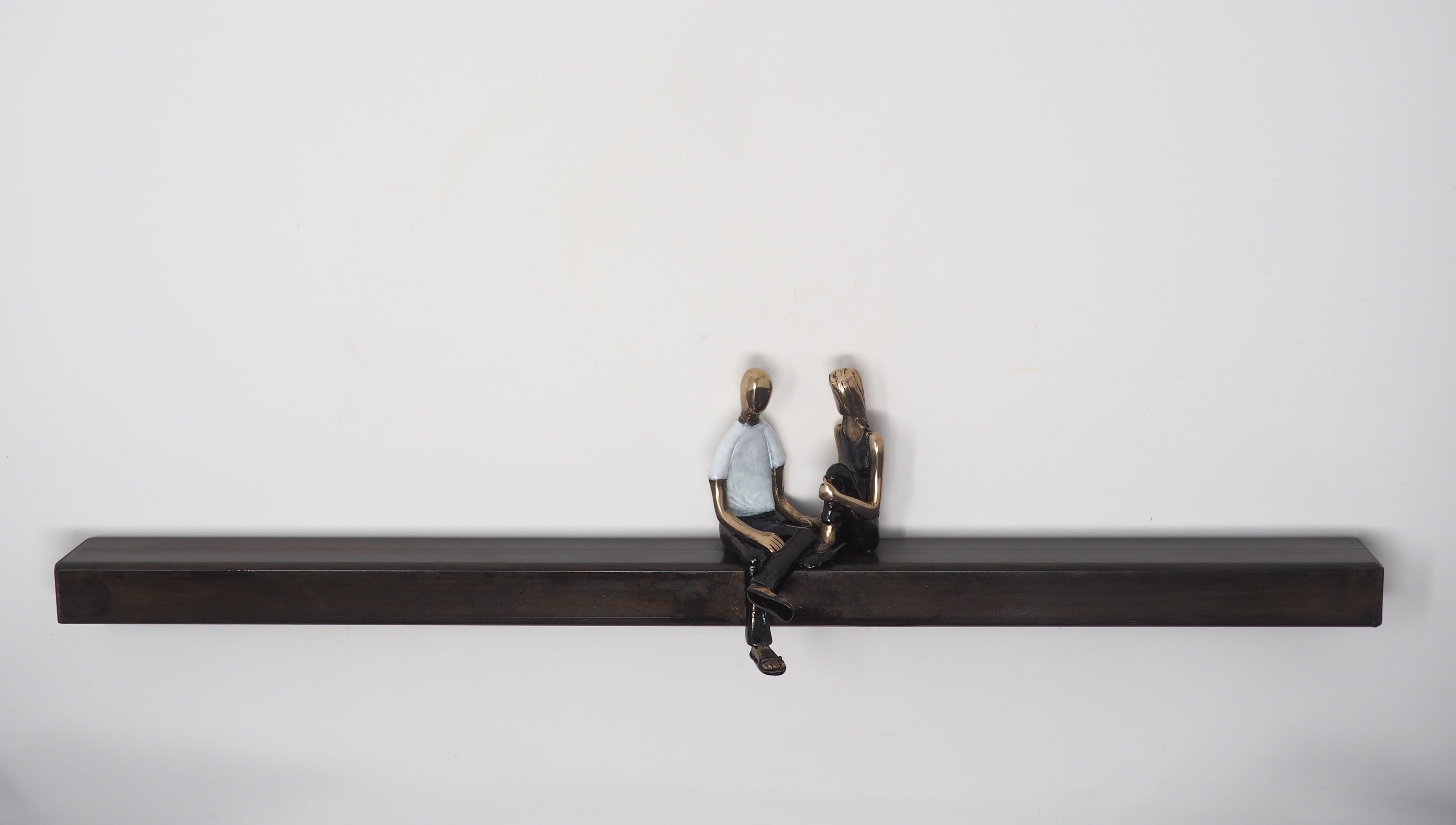 « À vos côtés », sculpture murale figurative en bronze, soutient l'amour en vente 1
