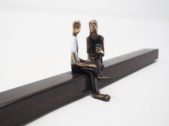 "A tu lado" escultura figurativa de bronce de pared apoyo amor pareja juntos