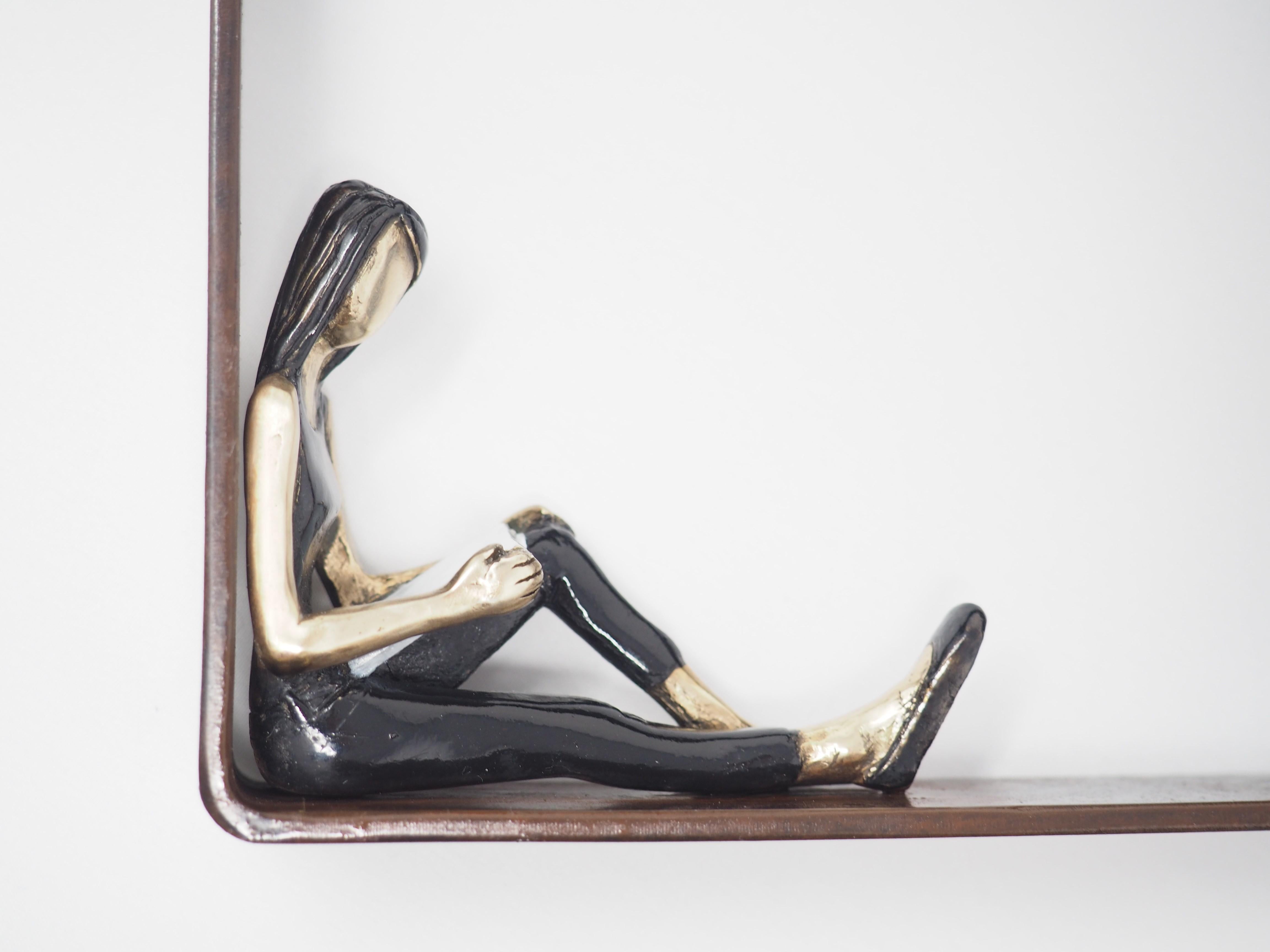 „Captivated“ figurative Wandskulptur aus Bronze, enjoy life free girl reading book  – Sculpture von Mireia Serra