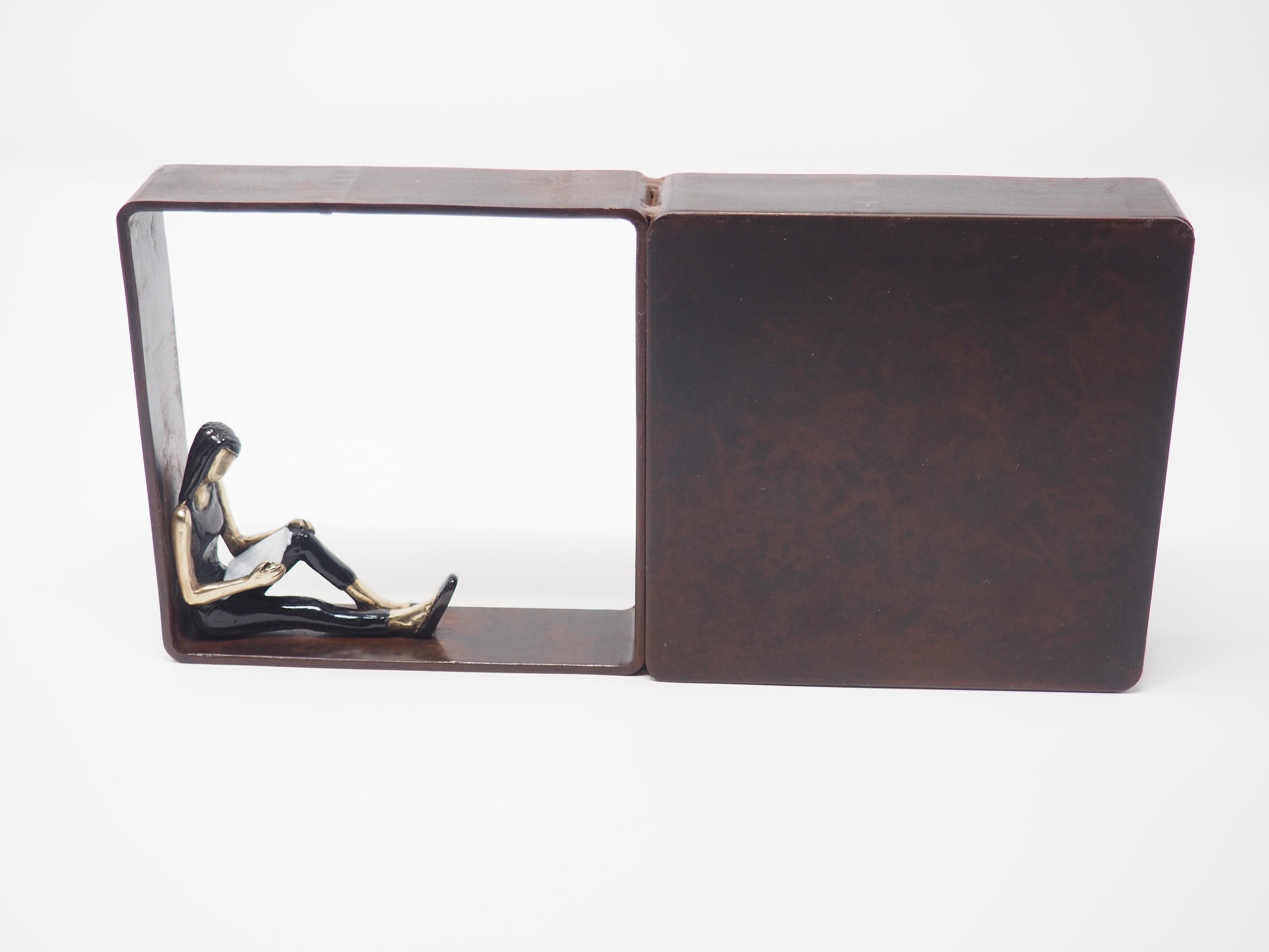 „Captivated“ figurative Wandskulptur aus Bronze, enjoy life free girl reading book  (Zeitgenössisch), Sculpture, von Mireia Serra