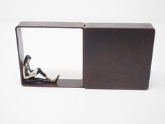 „Captivated“ figurative Wandskulptur aus Bronze, enjoy life free girl reading book 