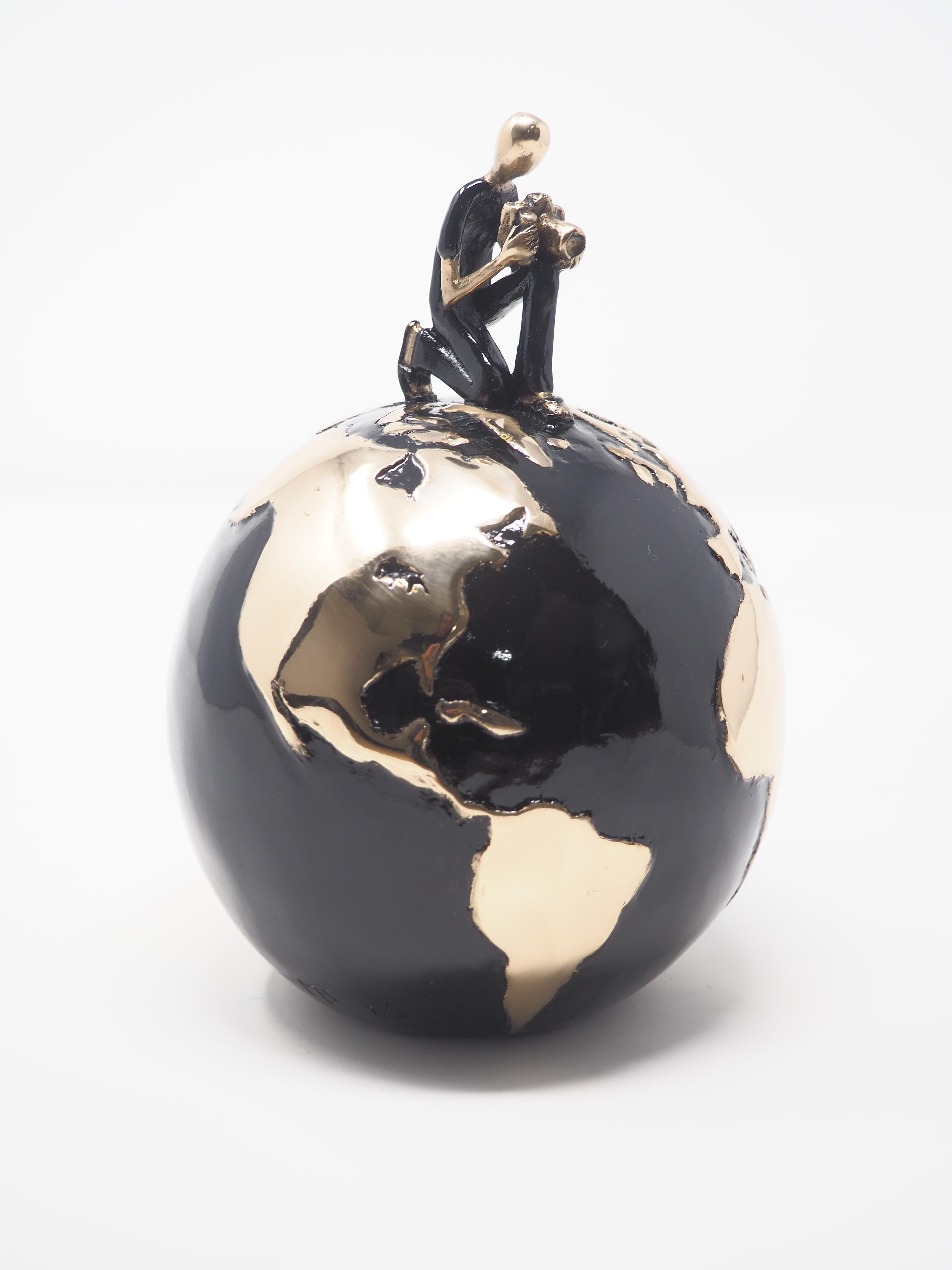 « Capturing moments », sculpture figurative en bronze, garçon libre de se détendre, vie de voyageur - Contemporain Sculpture par Mireia Serra