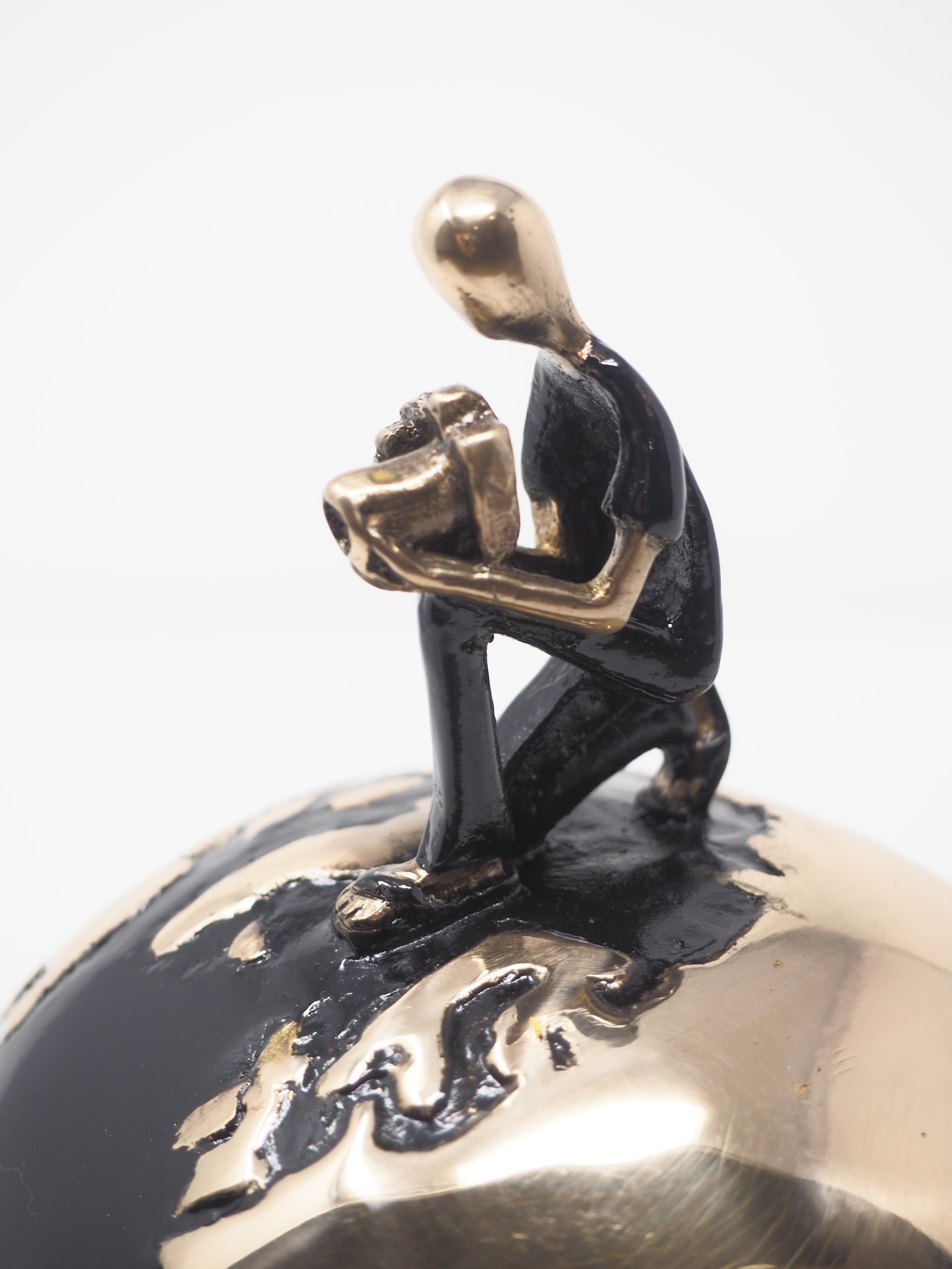 « Capturing moments », sculpture figurative en bronze, garçon libre de se détendre, vie de voyageur - Or Figurative Sculpture par Mireia Serra