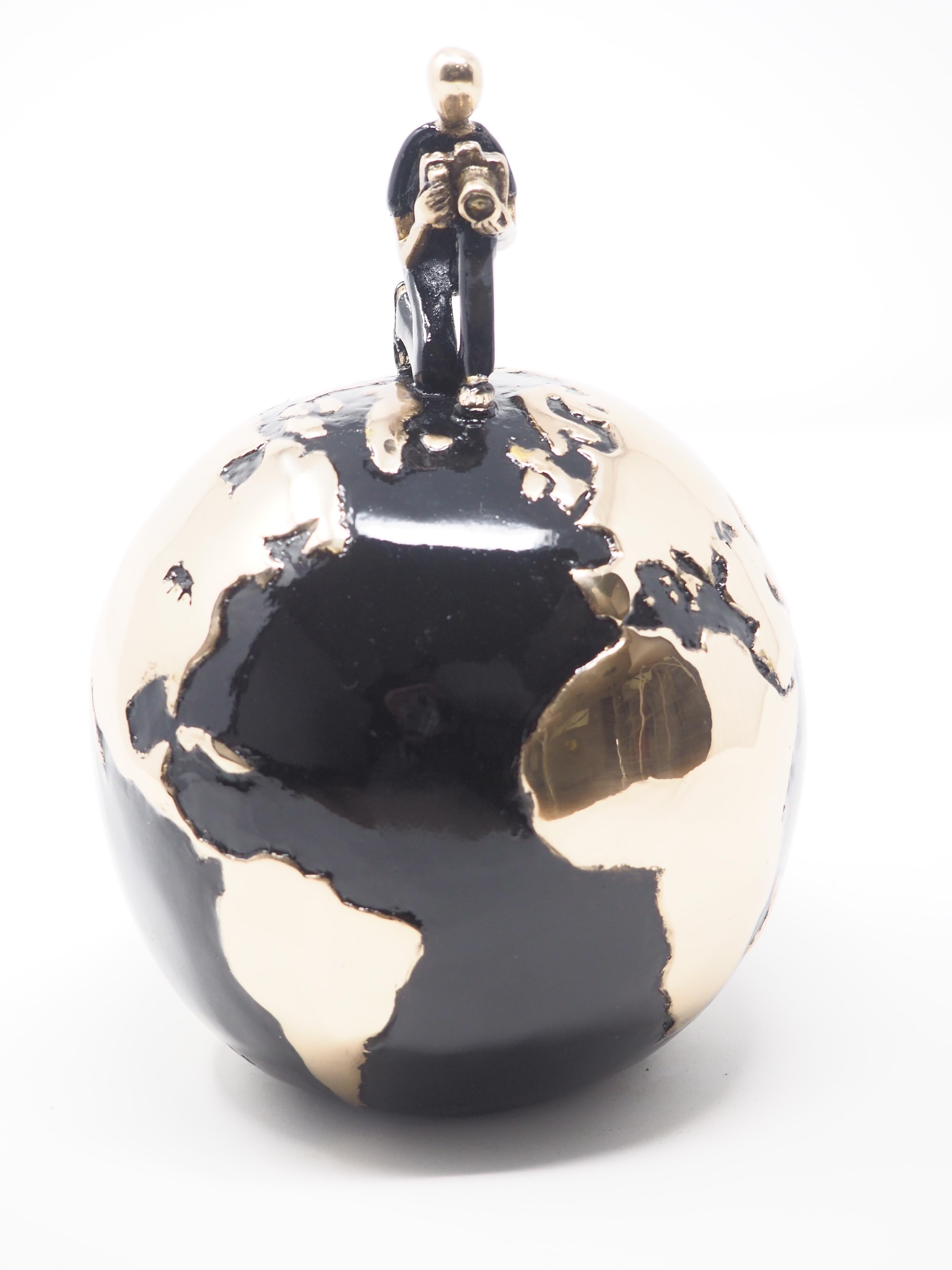 « Capturing moments », sculpture figurative en bronze, garçon libre de se détendre, vie de voyageur en vente 1