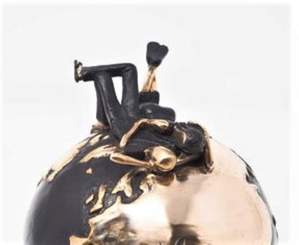 Desvanécete en Ti - Espera a tu ser querido, disfruta del tiempo que pasamos juntos, desvanécete en ti, estamos juntos como uno solo. Esta edición Oro de Mireia está hecha de bronce con pátina negra (el océano) y bronce pulido que le da el aspecto