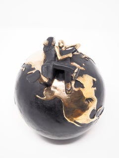 « Fade into You Gold »  petite sculpture de table contemporaine figurative en bronze love