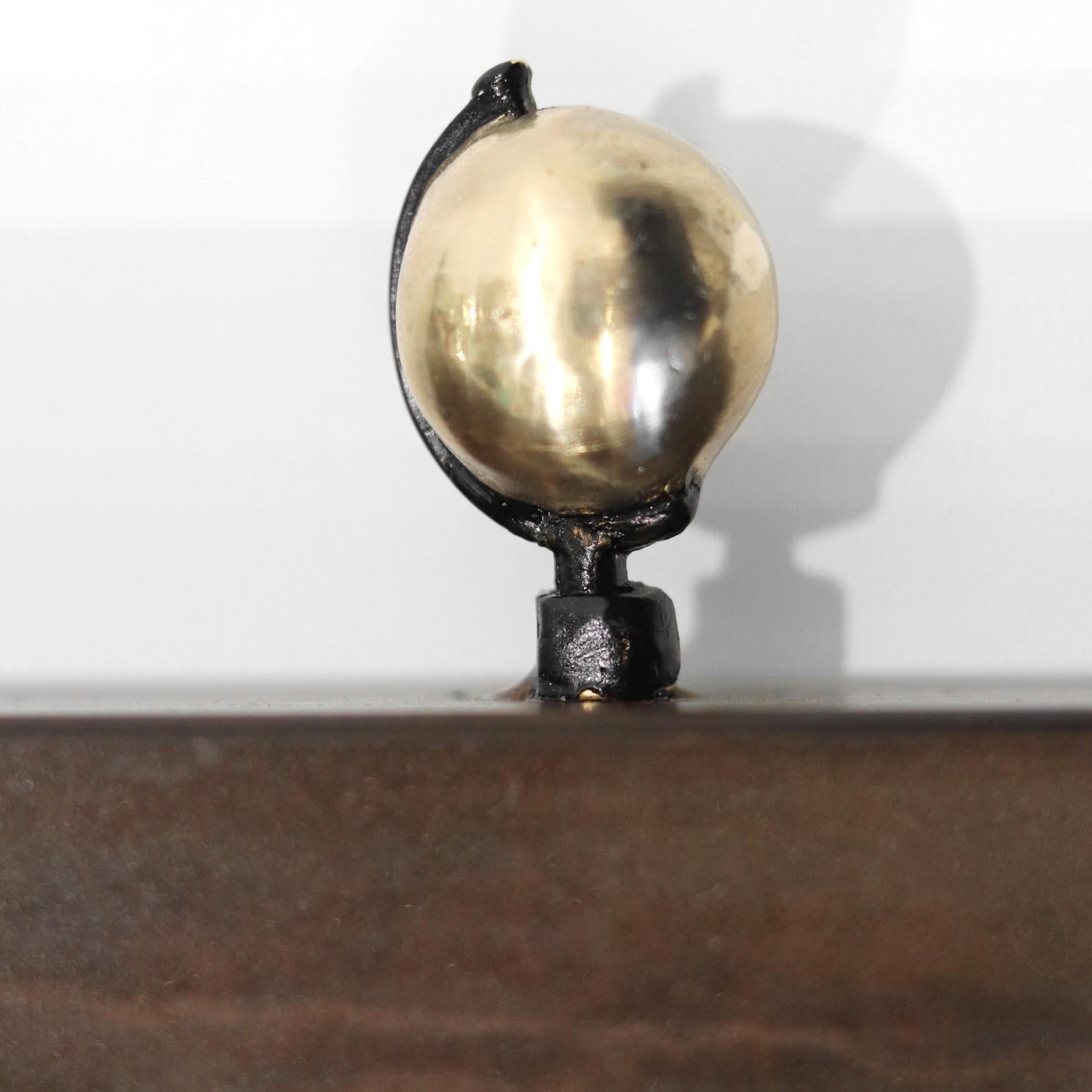 Mireia Serra schafft sinnliche Bronze- und Eisenskulpturen, die die Schönheit von Schnappschüssen zeigen, die das Leben eingefangen hat und die voller Emotionen und Gefühle auf dem Lebensweg sind. Ihre Metallkunstwerke fangen die Schönheit des