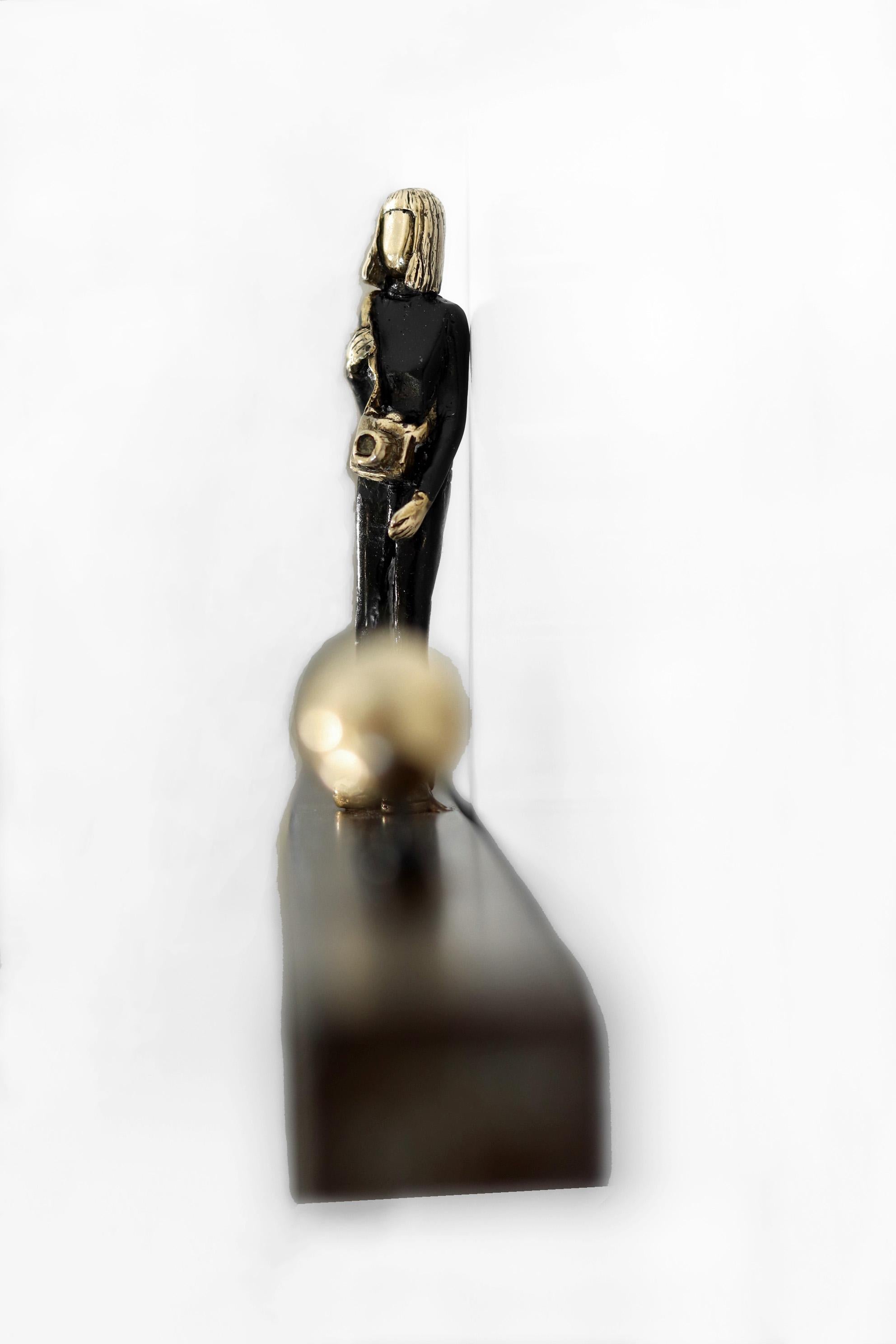 Gira, Il Mondo Gira - Figurative Bronzeskulptur-Wandskulptur, Wandkunstwerk World Traveler im Angebot 3