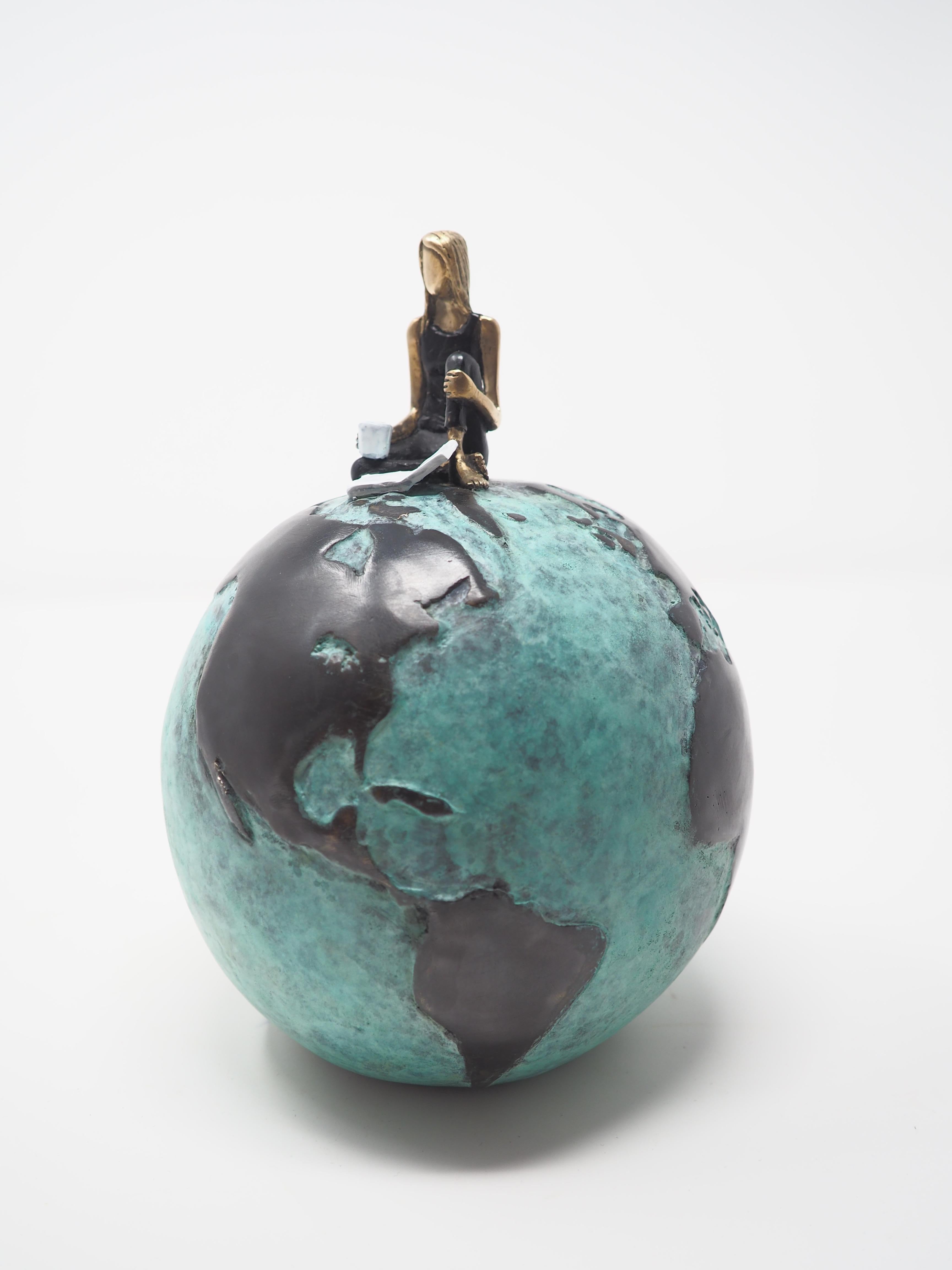 Mireia Serra Figurative Sculpture – Globe - zeitgenössische figurative Bronzeskulptur einer Frau und eines Buches auf einer Weltkugel