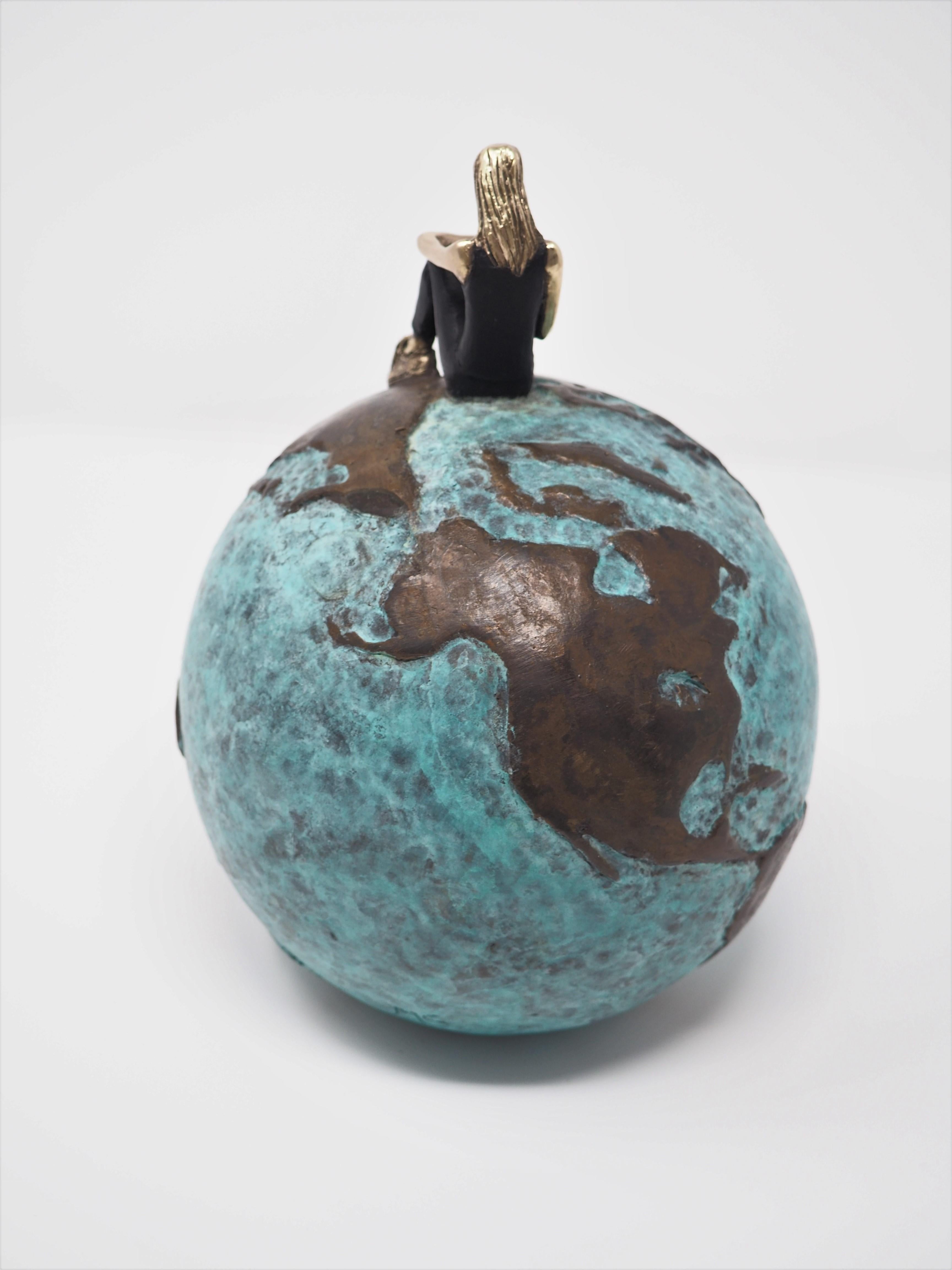 Petite sculpture de table figurative contemporaine 