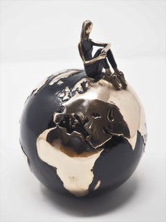 "Inner World", scultura contemporanea da tavolo in bronzo di piccole dimensioni, con la libertà della ragazza
