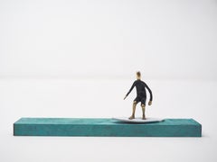 "En el barril" escultura figurativa contemporánea de bronce de pared coraje oceánico