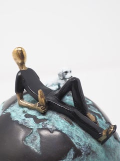 "Laid Back", sculpture de table figurative en bronze, chien se détend insouciant, profiter de la vie