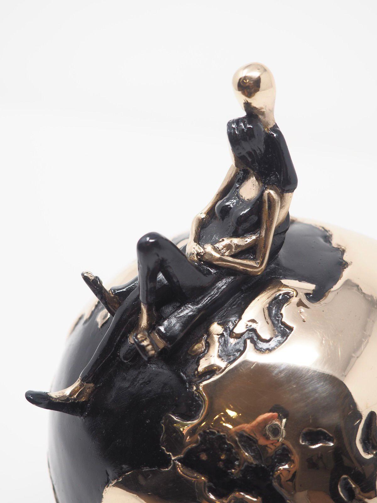 Amala follemente - Stai vicino alla persona che ami, goditi il tempo che trascorri insieme. Questa edizione Gold di Mireia è realizzata in bronzo con patina nera (l'oceano) e bronzo lucidato che conferisce l'aspetto oro lucido (i continenti). 