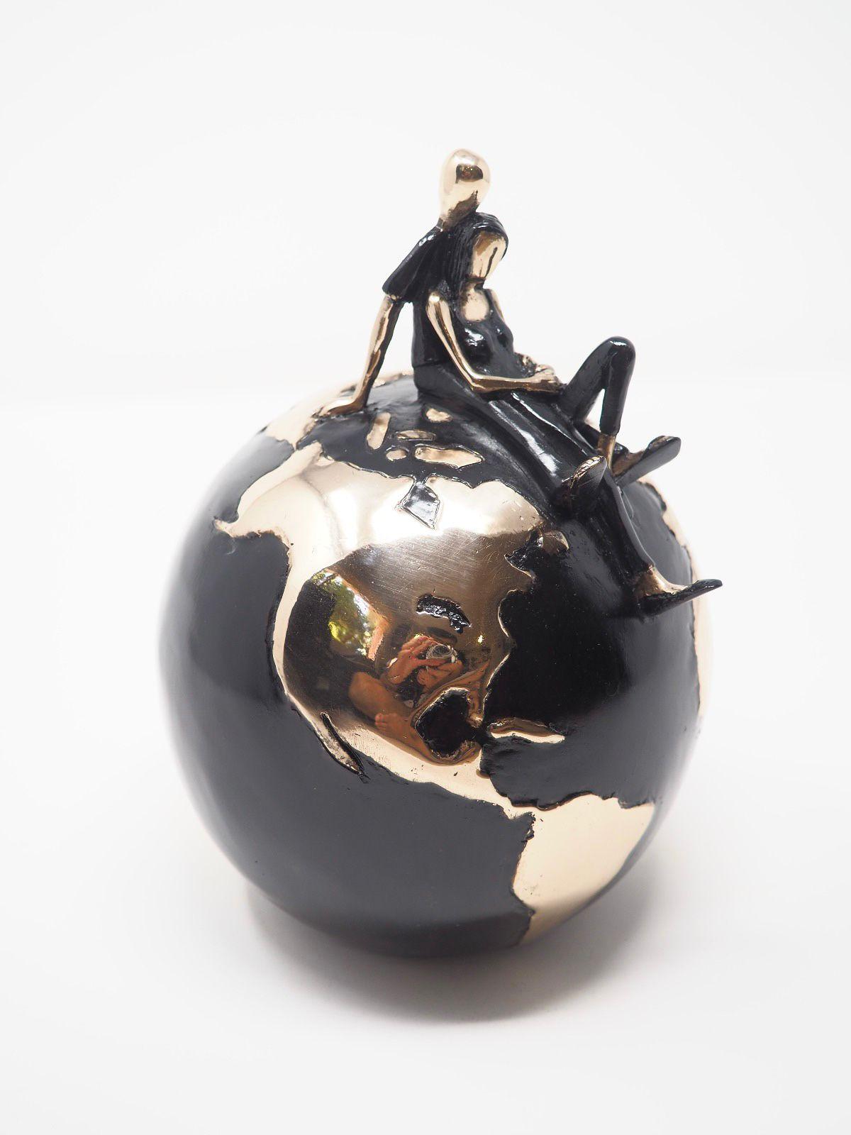 Mireia Serra Figurative Sculpture - "Love Her Madly Gold"  contemporary small figurative bronze table sculpture love