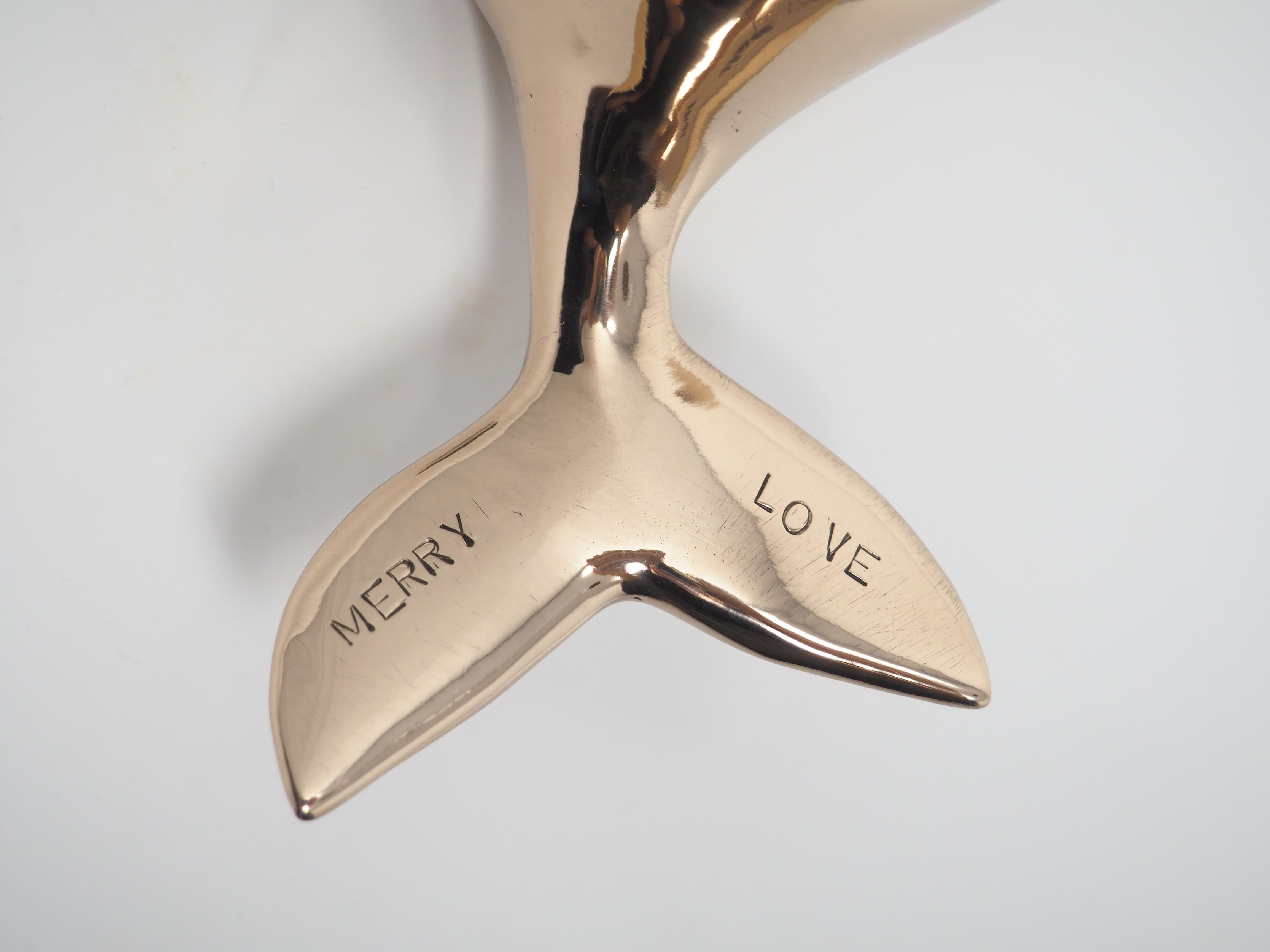 Merry Love - Sculpture animalière contemporaine en bronze couleur or représentant une baleine en vente 1