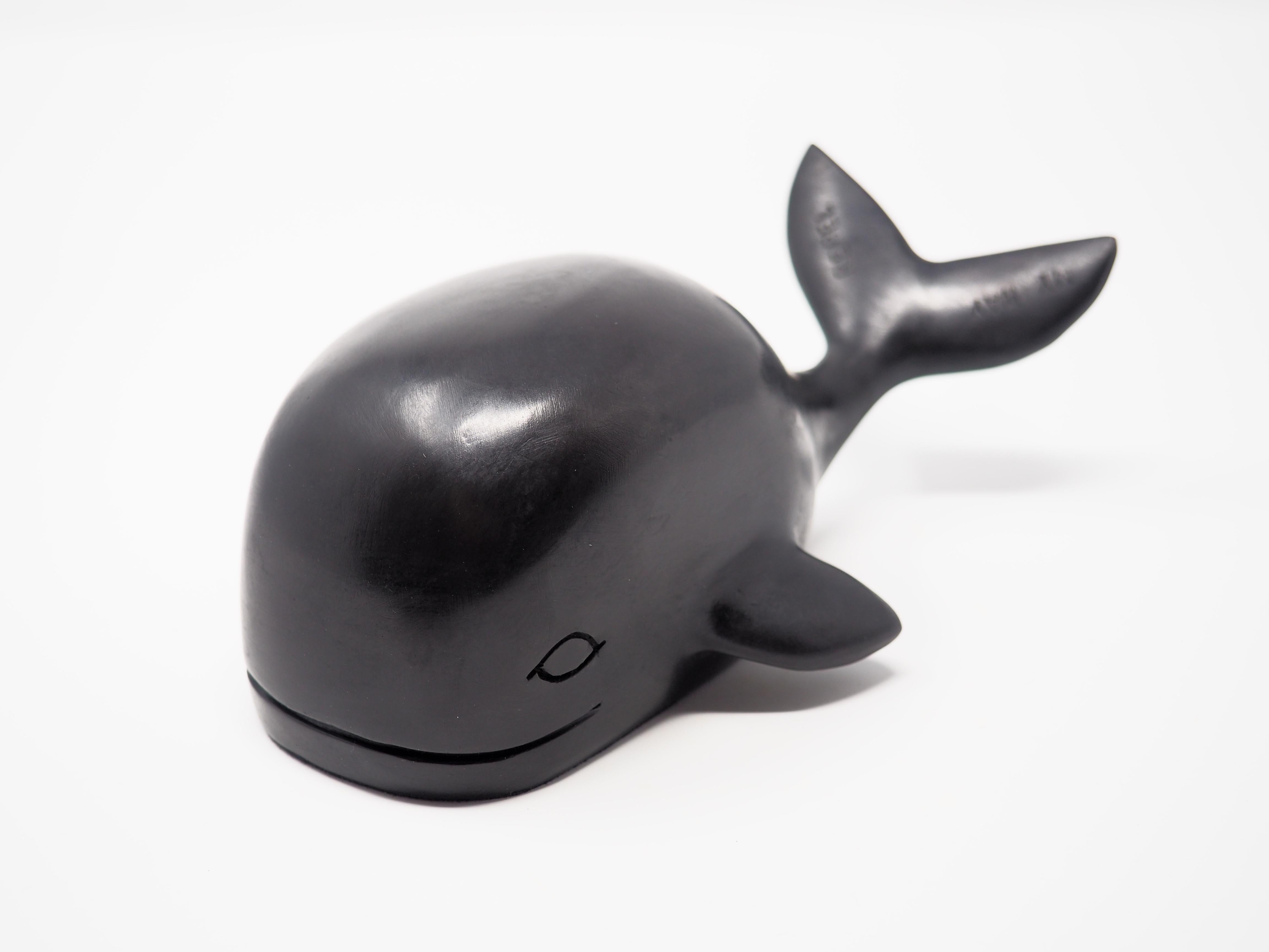 Merry Rebel - Sculpture en bronze d'animaux contemporaine représentant une baleine de couleur noire - Noir Figurative Sculpture par Mireia Serra