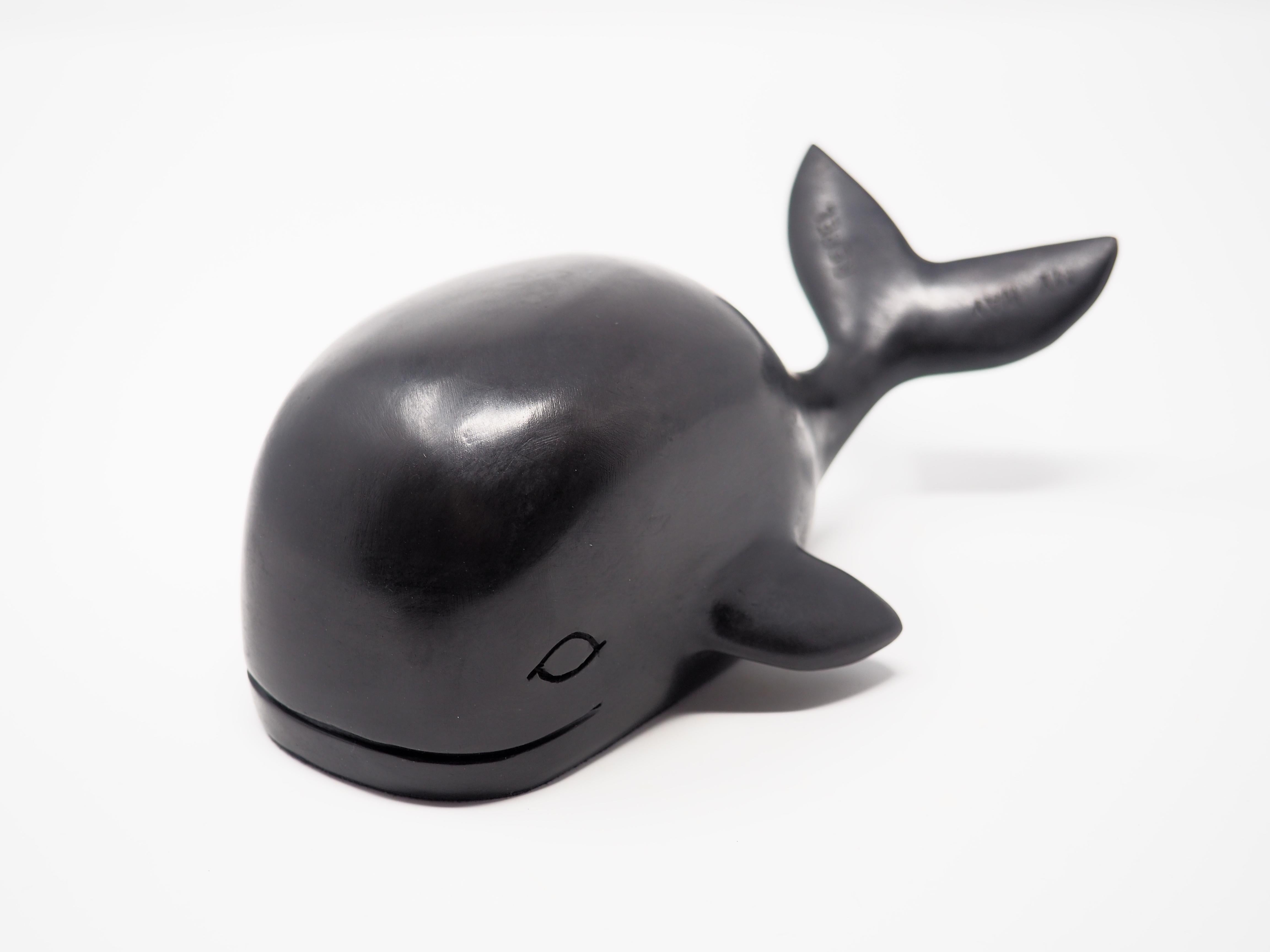 Merry Rebel Black Color Whale- escultura animal contemporánea de bronce - Sculpture de Mireia Serra