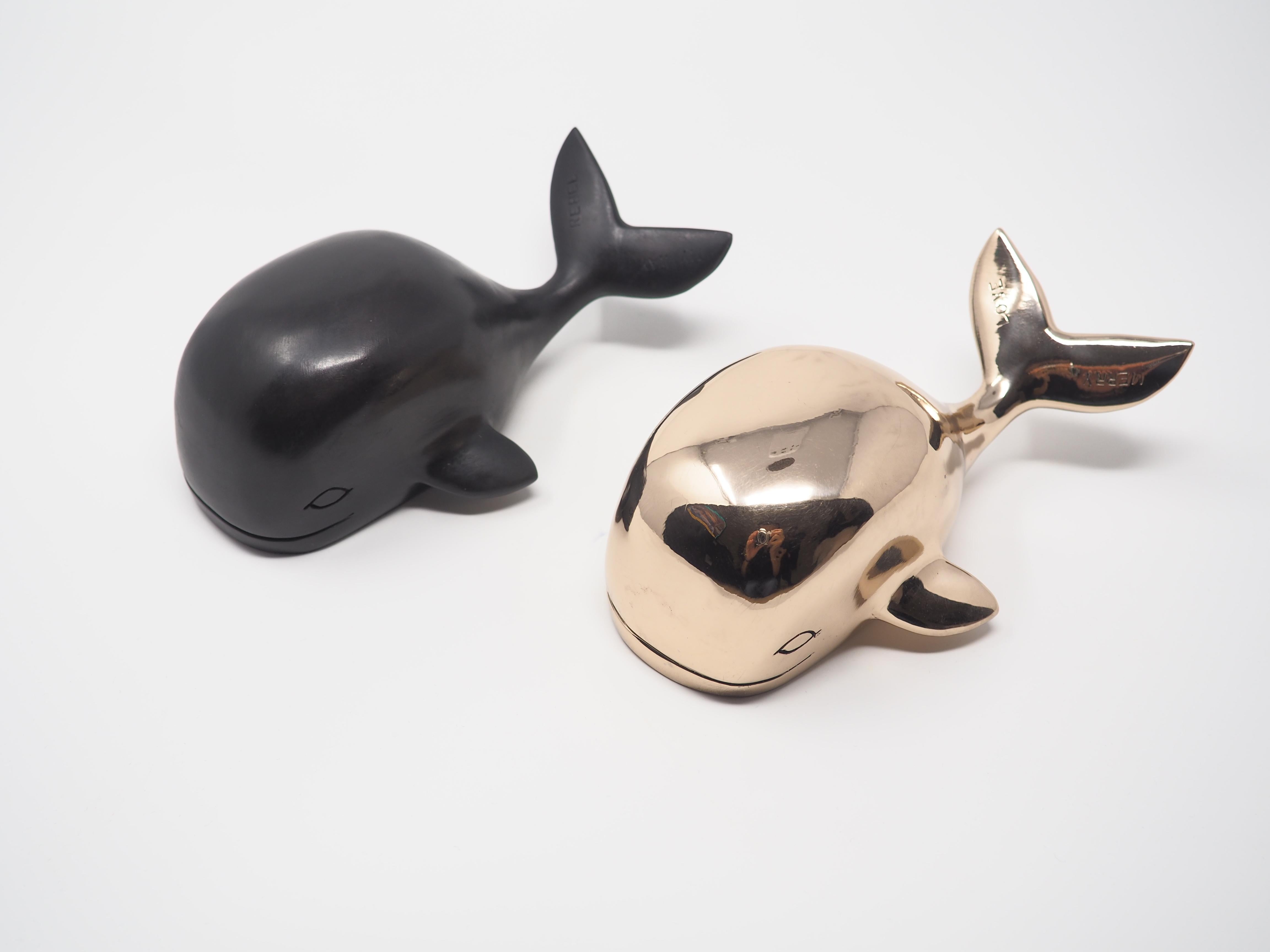 Merry Rebel - Sculpture en bronze d'animaux contemporaine représentant une baleine de couleur noire en vente 2