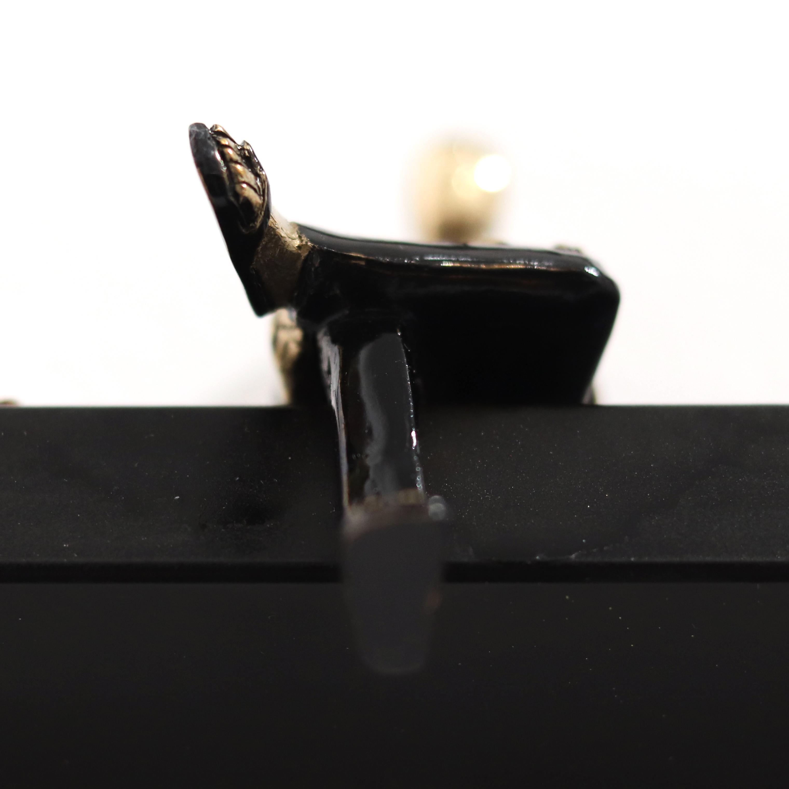 Mensaje en una Botella - Escultura Figurativa de Pared de Metal de Bronce y Hierro Viaje a la Vida - Sculpture Contemporáneo de Mireia Serra