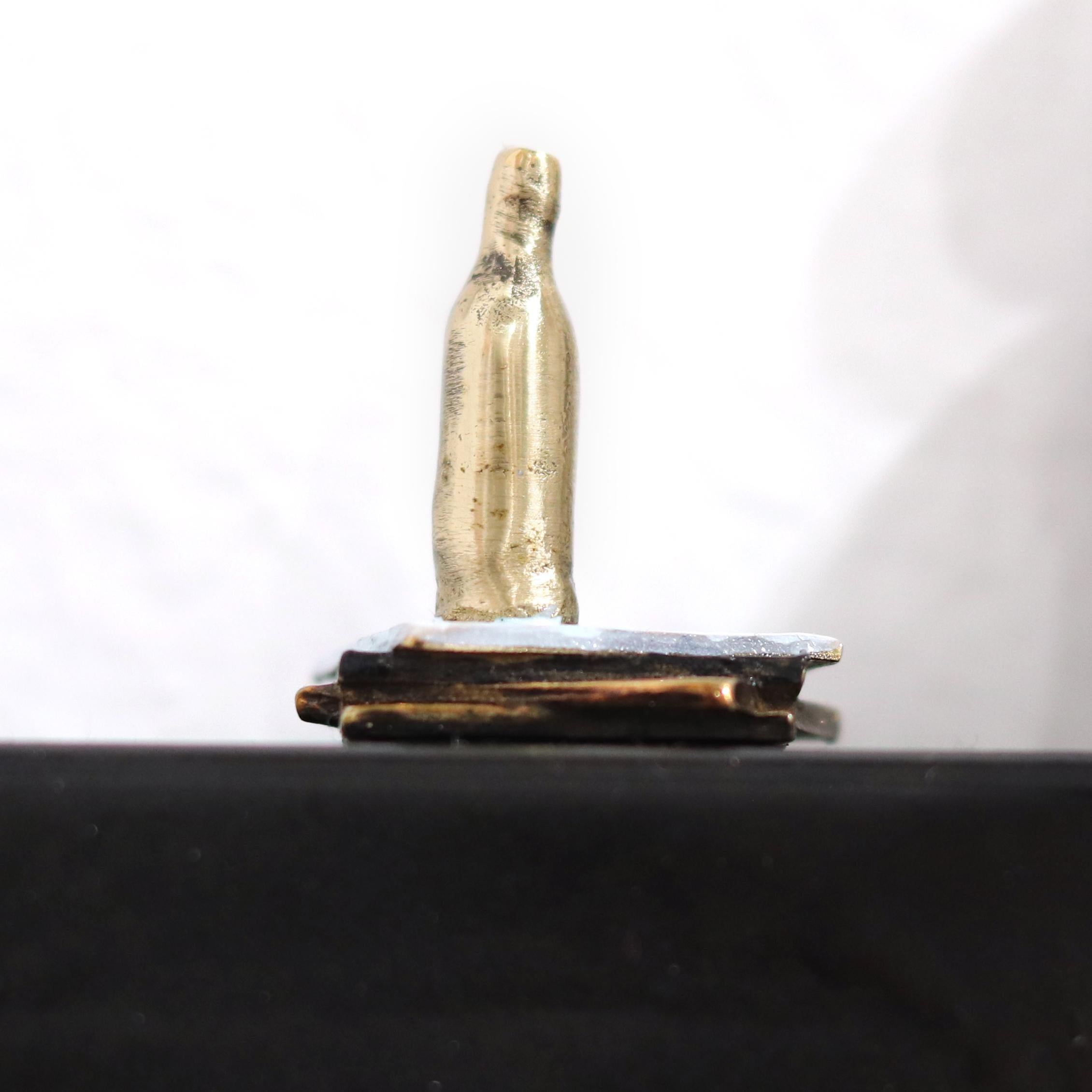 Mensaje en una Botella - Escultura Figurativa de Pared de Metal de Bronce y Hierro Viaje a la Vida en venta 2