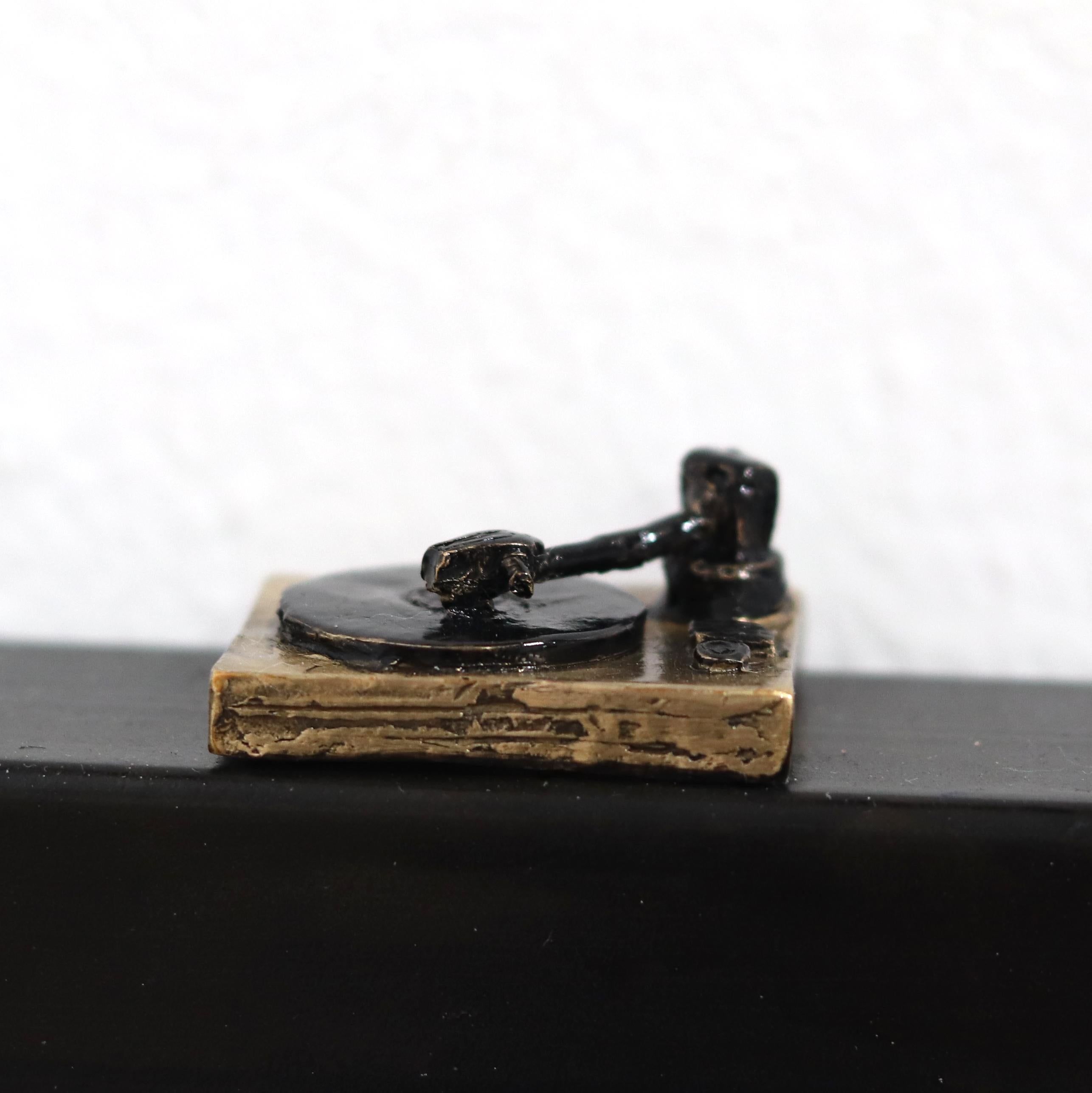 Mensaje en una Botella - Escultura Figurativa de Pared de Metal de Bronce y Hierro Viaje a la Vida en venta 3