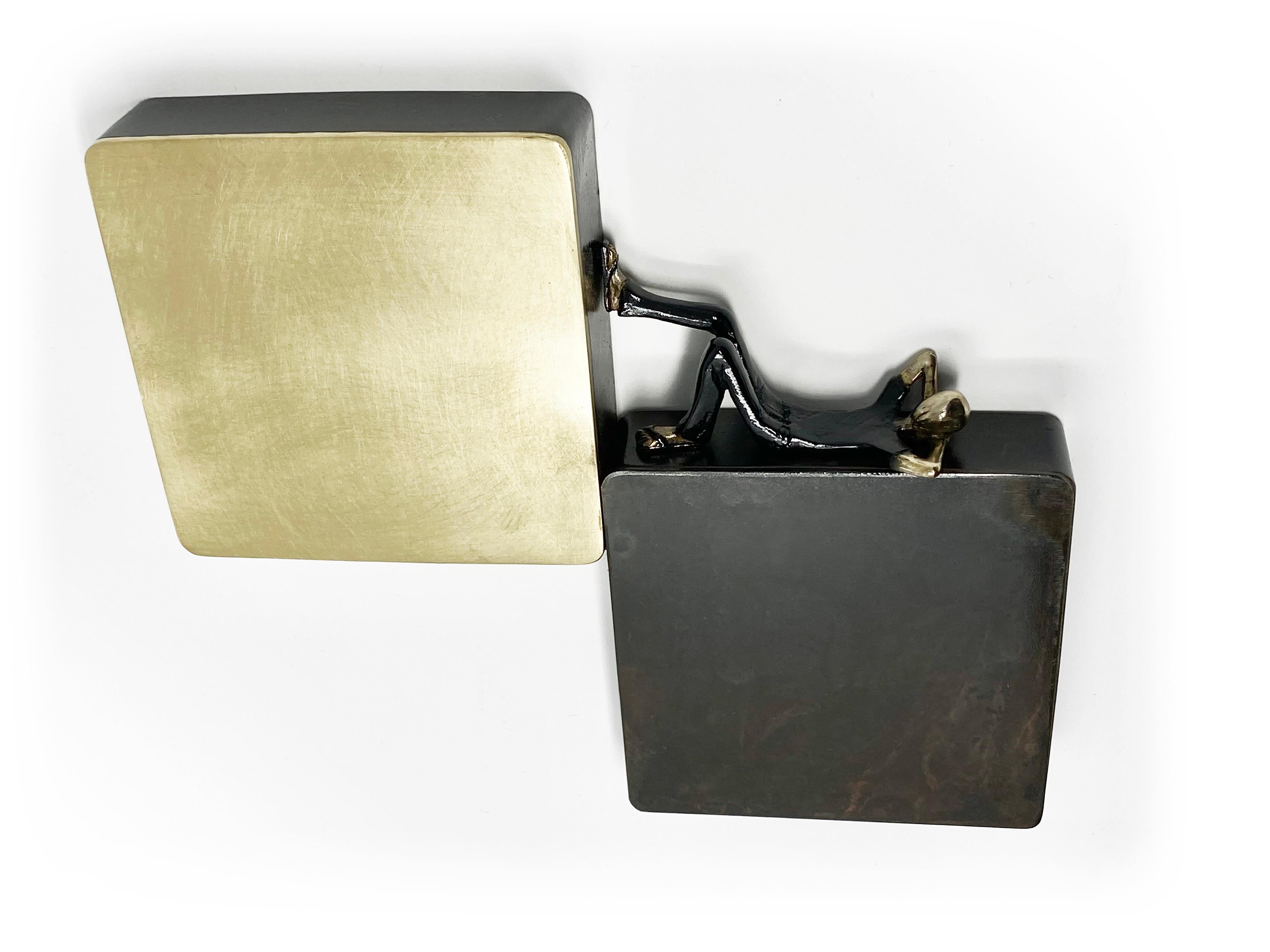 Il riposo necessario - murale in bronzo contemporaneo, piccola scultura figurativa - Sculpture di Mireia Serra