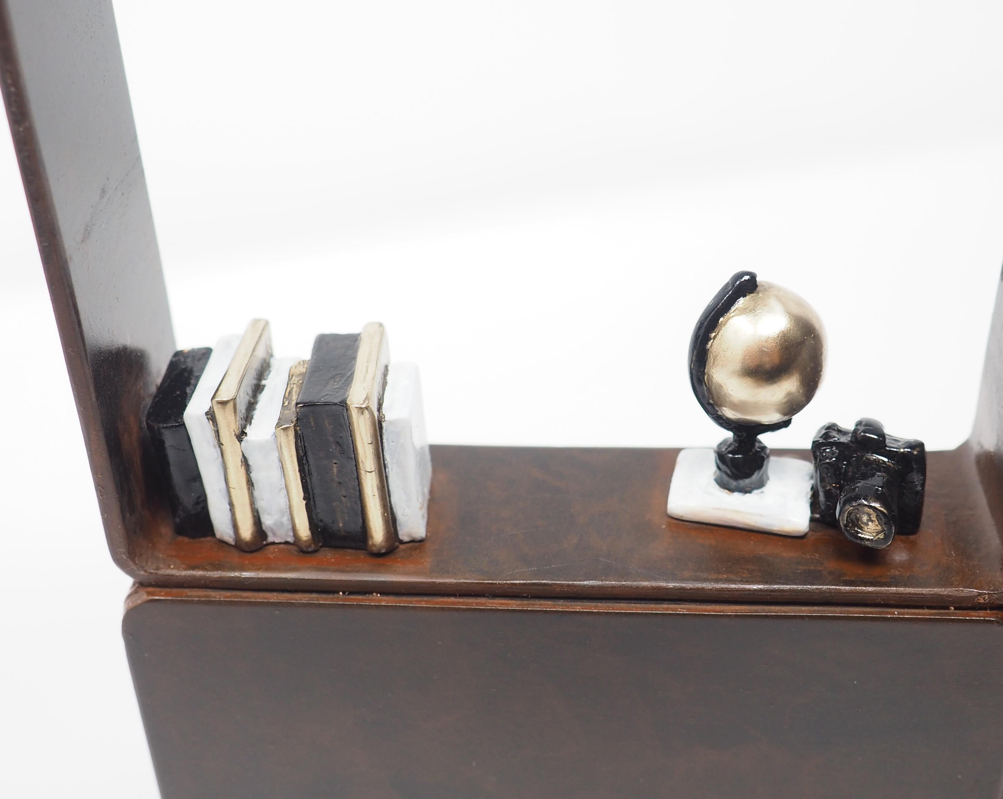„My Bedside Book“ figurative Bronze-Wandskulptur „ enjoy life freedom boy dream“ (Gold), Figurative Sculpture, von Mireia Serra