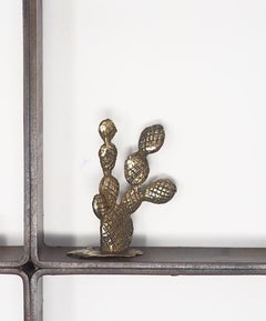 "Mis cosas favoritas" escultura figurativa contemporánea de bronce y latón para pared