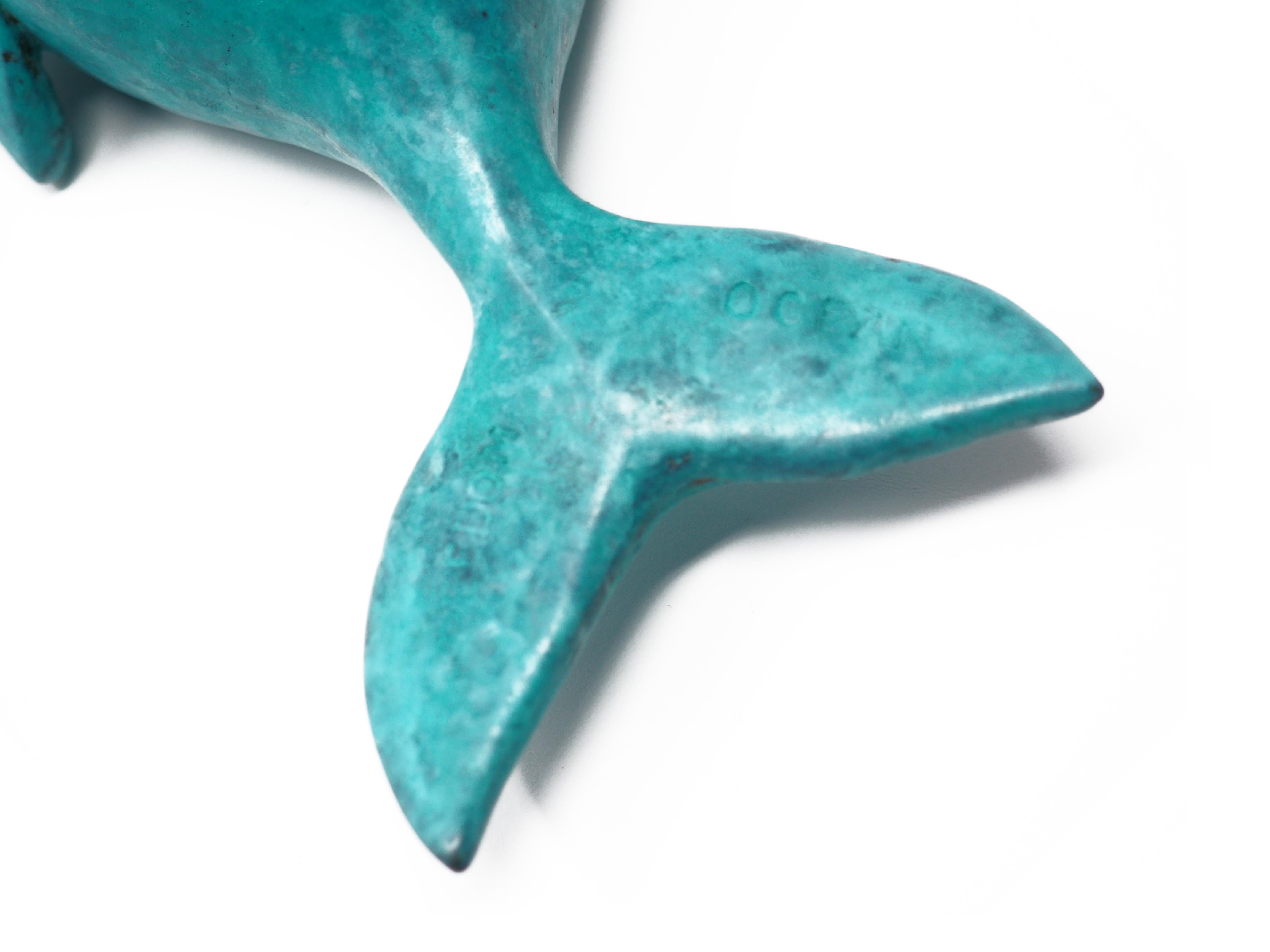 Sculpture animalière contemporaine en bronze représentant une baleine de couleur bleu océan - Bleu Figurative Sculpture par Mireia Serra