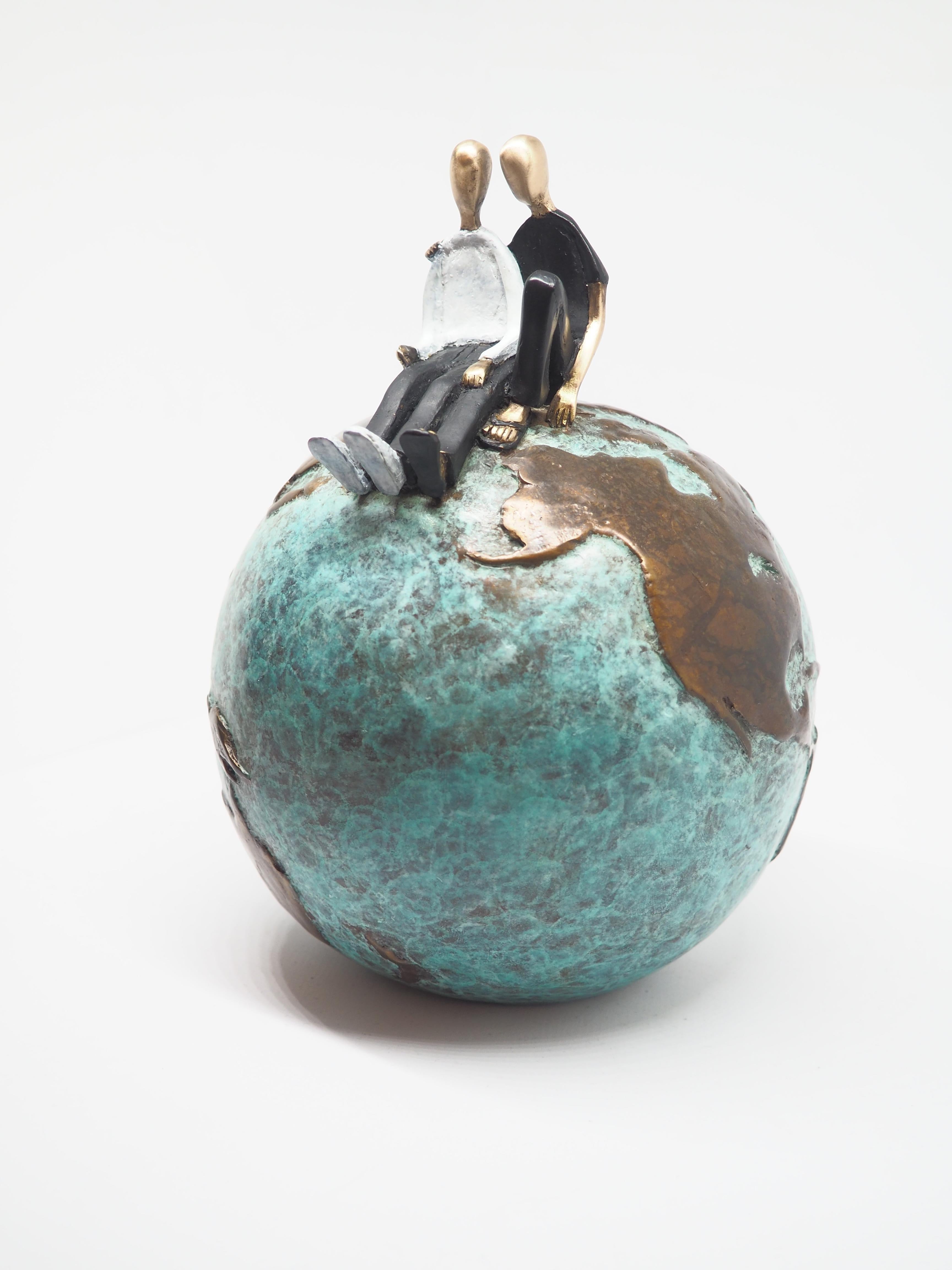 « One World One Love »  petite sculpture de table contemporaine figurative en bronze love - Sculpture de Mireia Serra