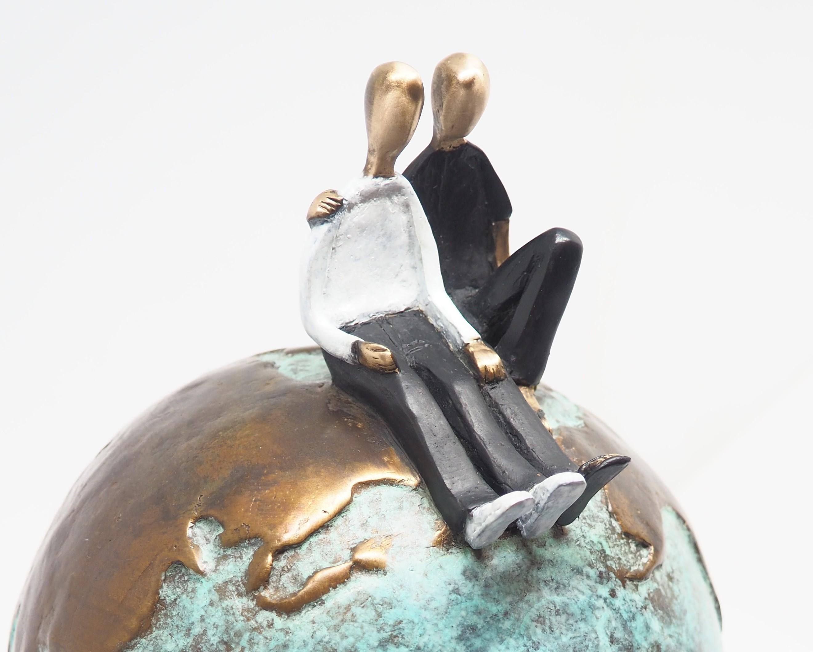 « One World One Love »  petite sculpture de table contemporaine figurative en bronze love - Contemporain Sculpture par Mireia Serra