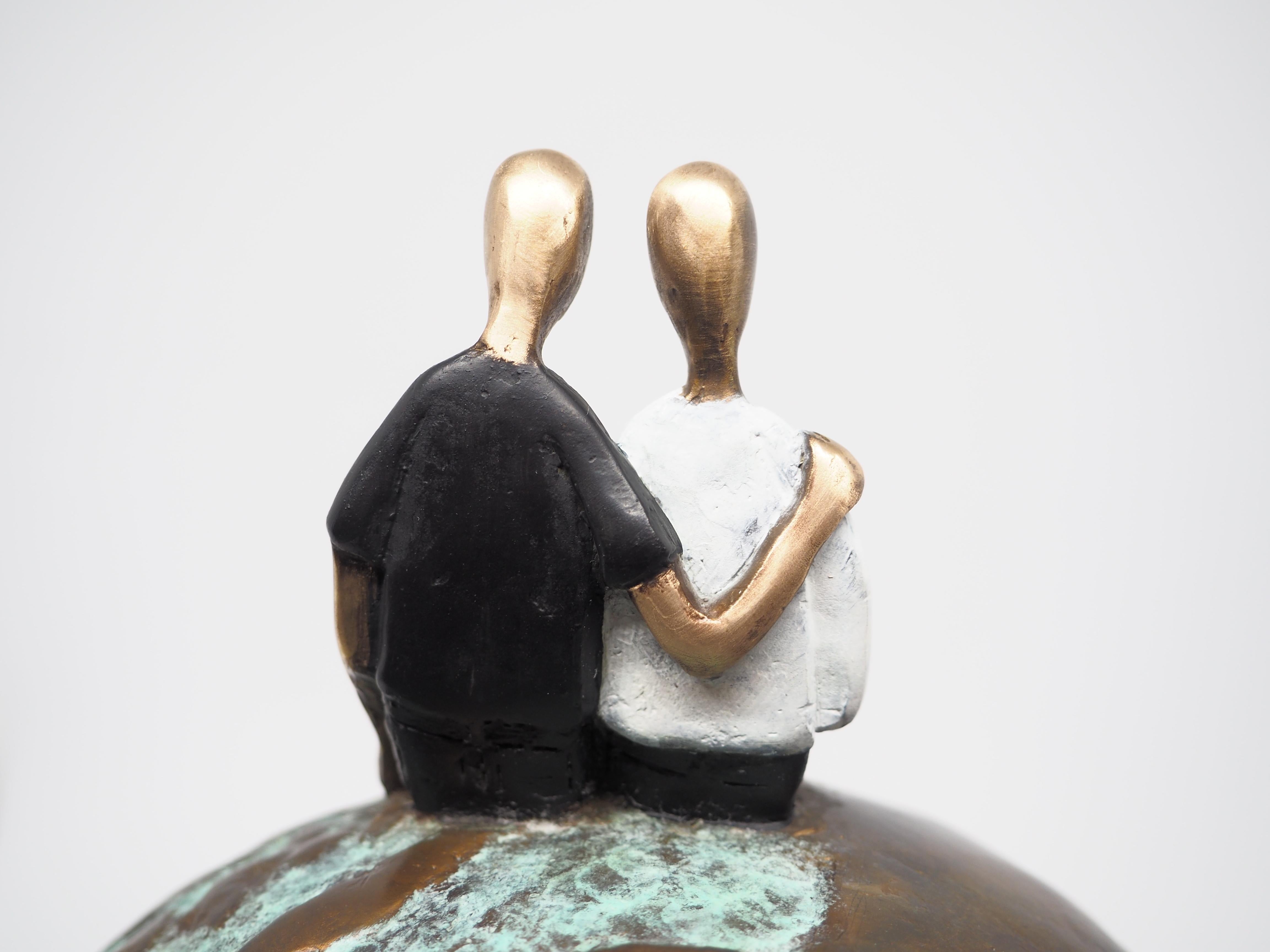 « One World One Love »  petite sculpture de table contemporaine figurative en bronze love - Or Figurative Sculpture par Mireia Serra