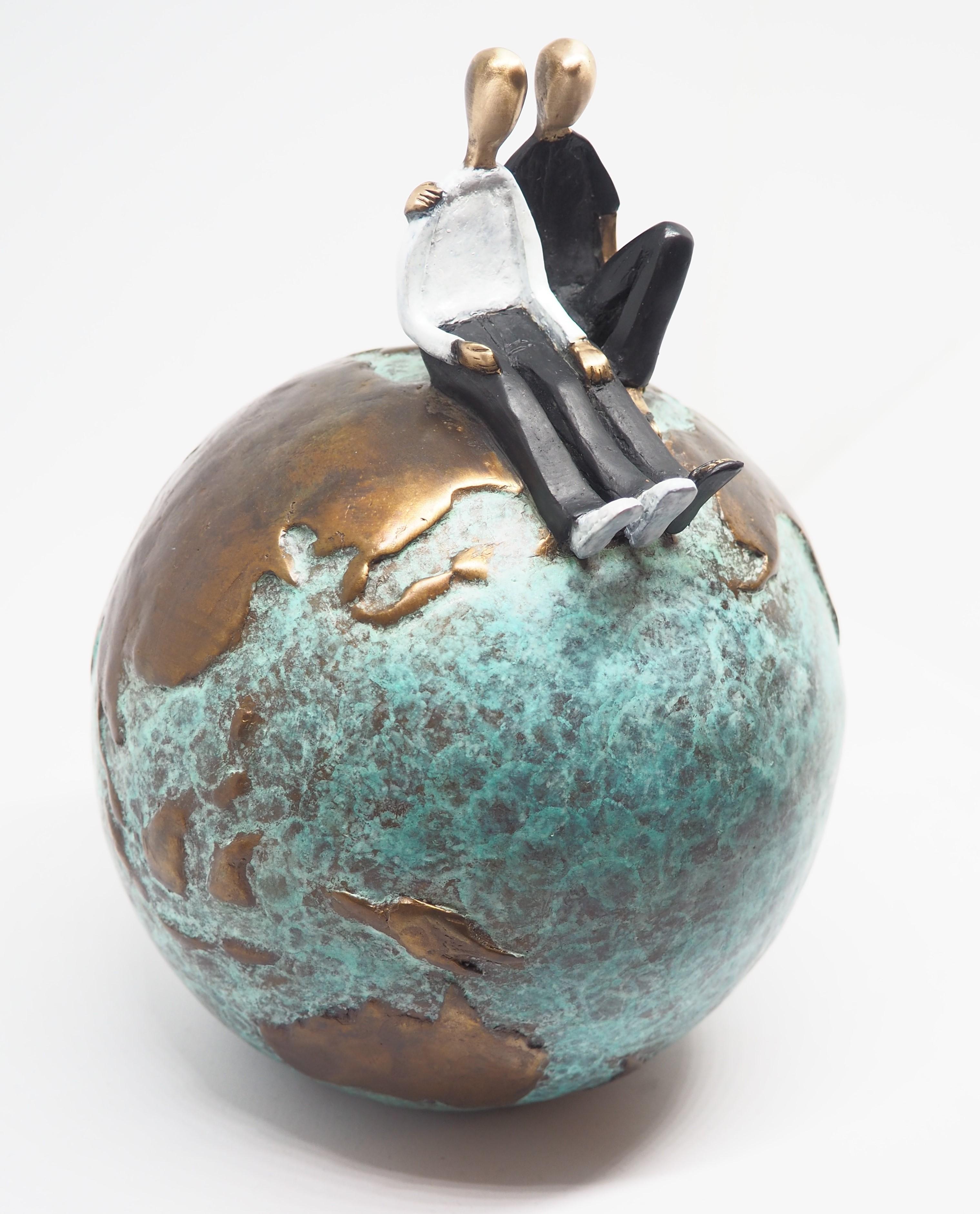 Figurative Sculpture Mireia Serra - « One World One Love »  petite sculpture de table contemporaine figurative en bronze love