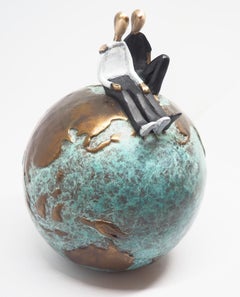 „Eine Welt eine Liebe“  Zeitgenössische kleine figurative Bronze-Tischskulptur Liebe