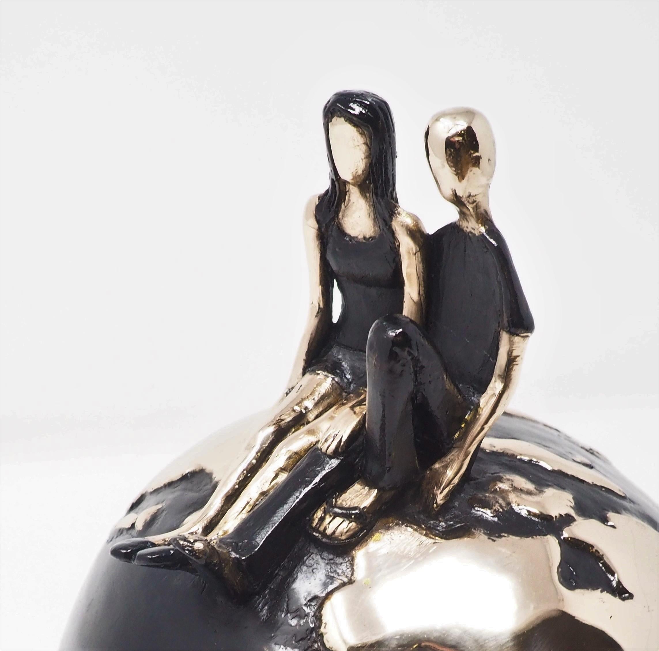 One World One Love Gold is the 2021 creation by Mireia Serra, as a continuation of her World Series depicting love and rapport of couples. This Gold edition of Mireia is made of bronze with black patina (the ocean) and polished bronze that gives the