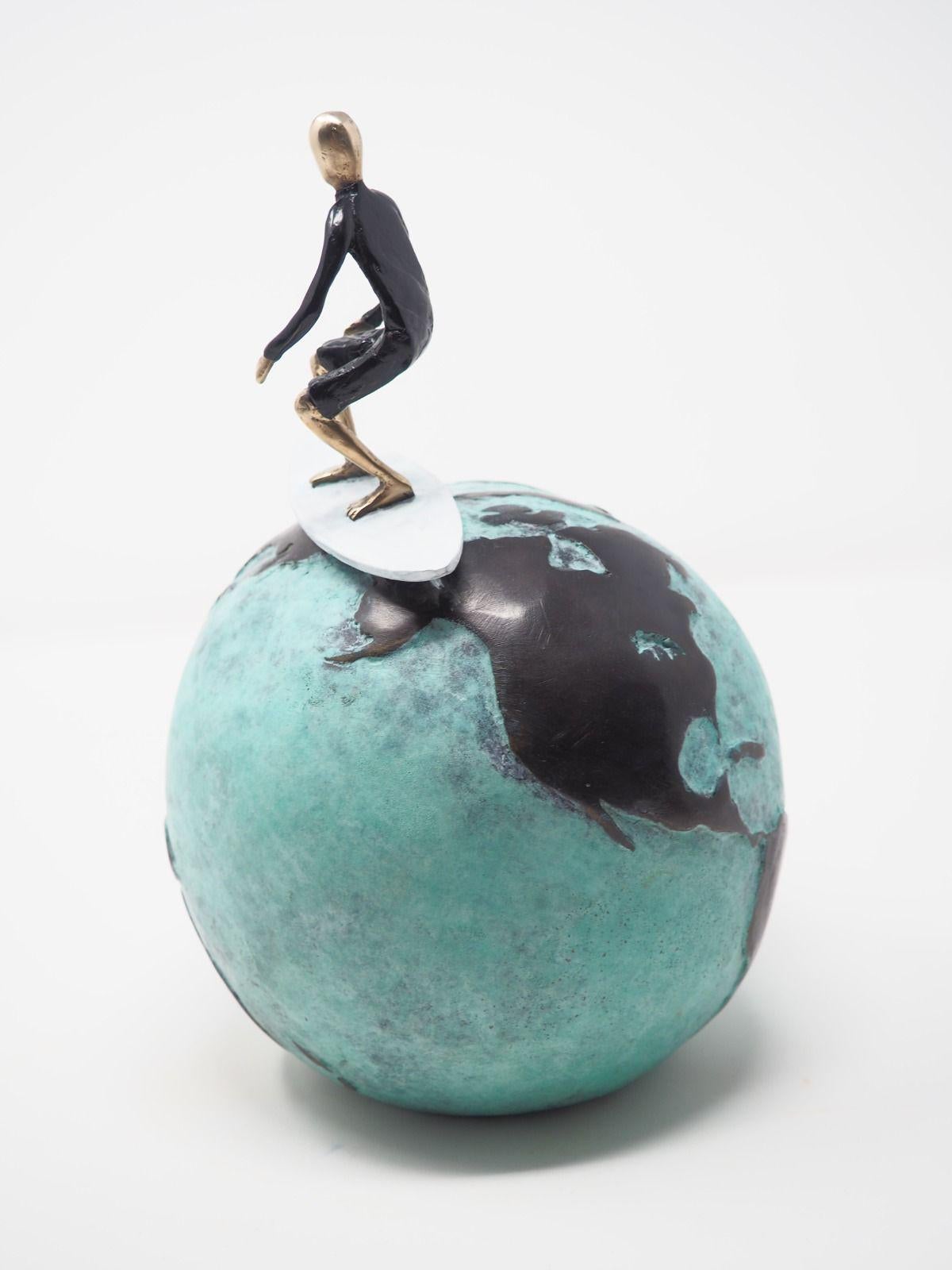 « Read the Ocean », sculpture de table figurative en bronze, garçon courageux au surf - Contemporain Sculpture par Mireia Serra