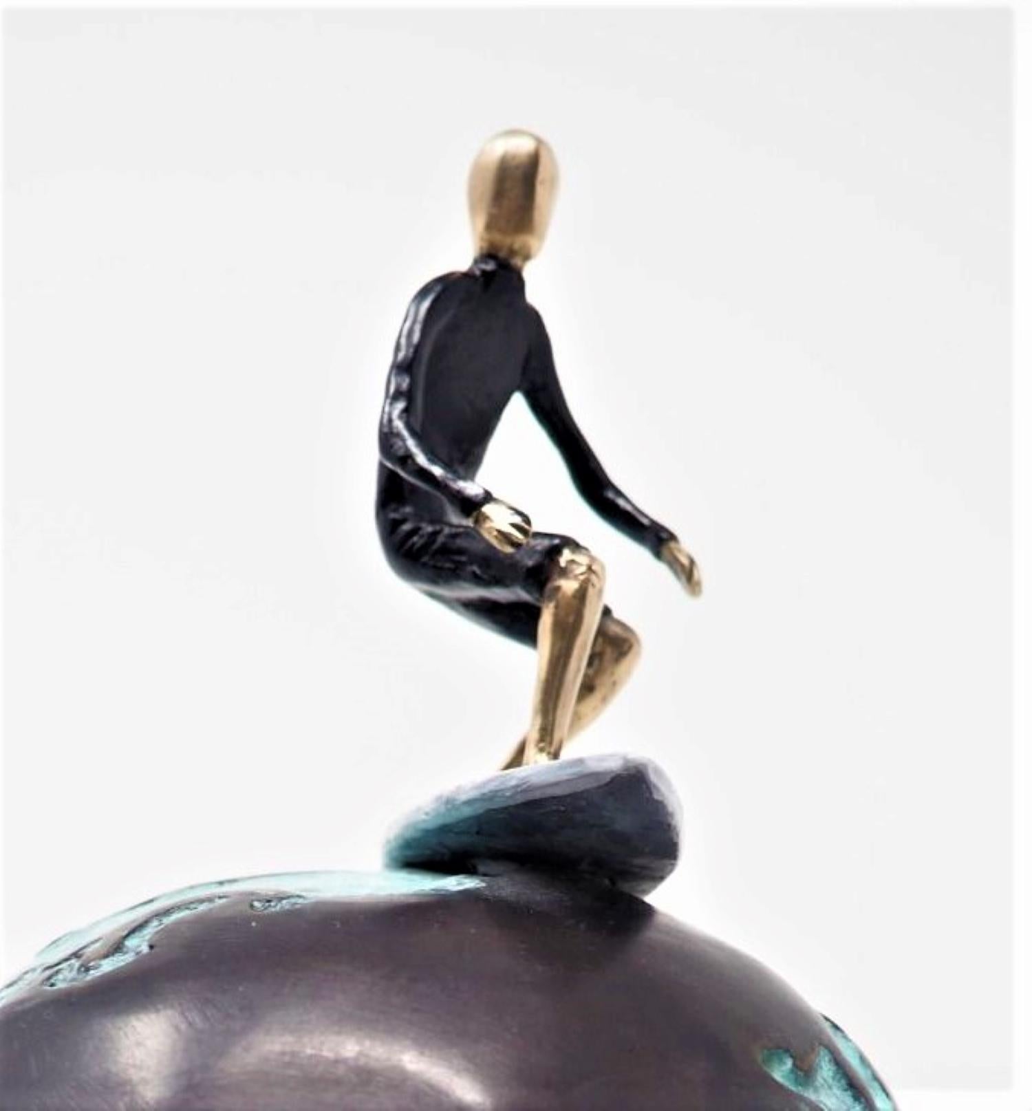 Capturer les moments où l'on se met au défi, où l'on surfe sur la vague et où l'on s'amuse. Read the Ocean parle de courage, de relever des défis et d'être heureux avec soi-même.

